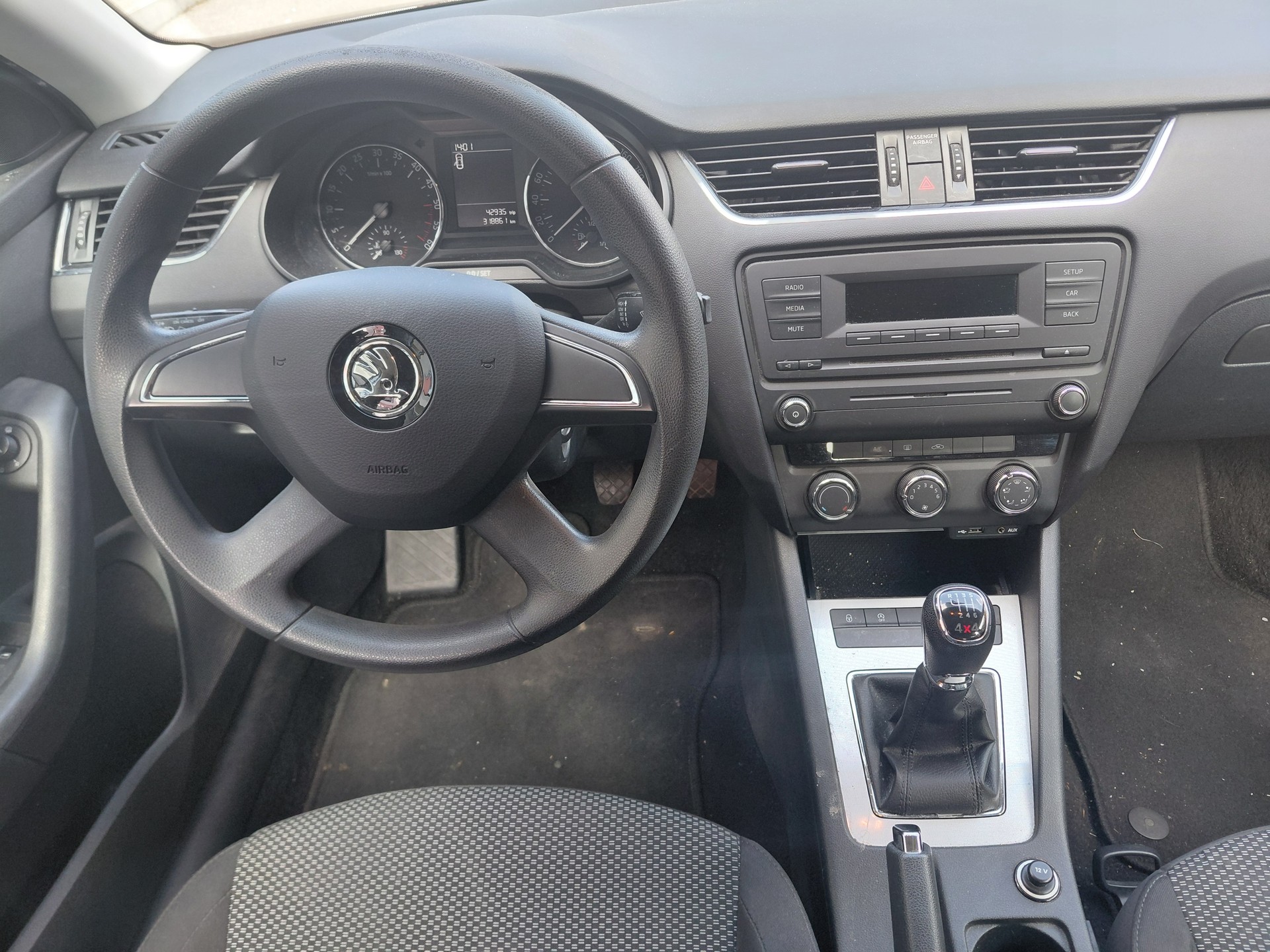 SKODA Octavia Combi 1.6 TDI Elegance 4x4-image-12