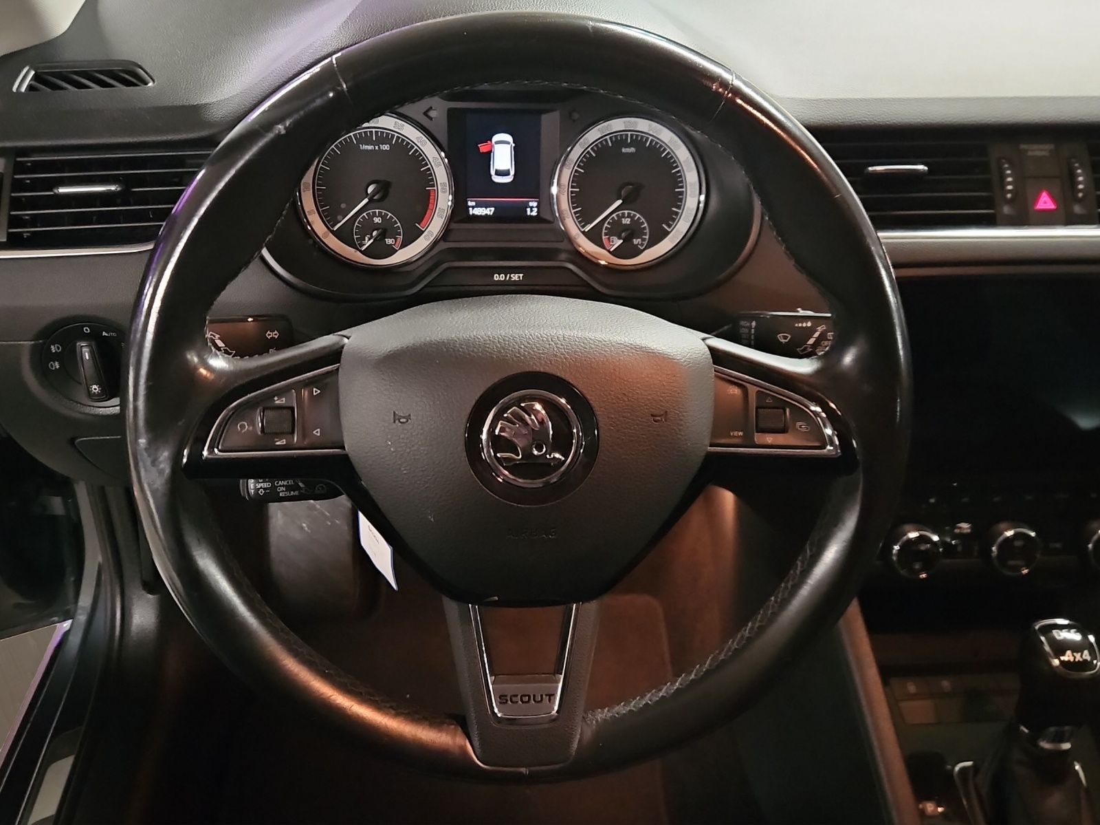 SKODA Octavia Combi 2.0 TDI Scout 4x4 DSG-image-11
