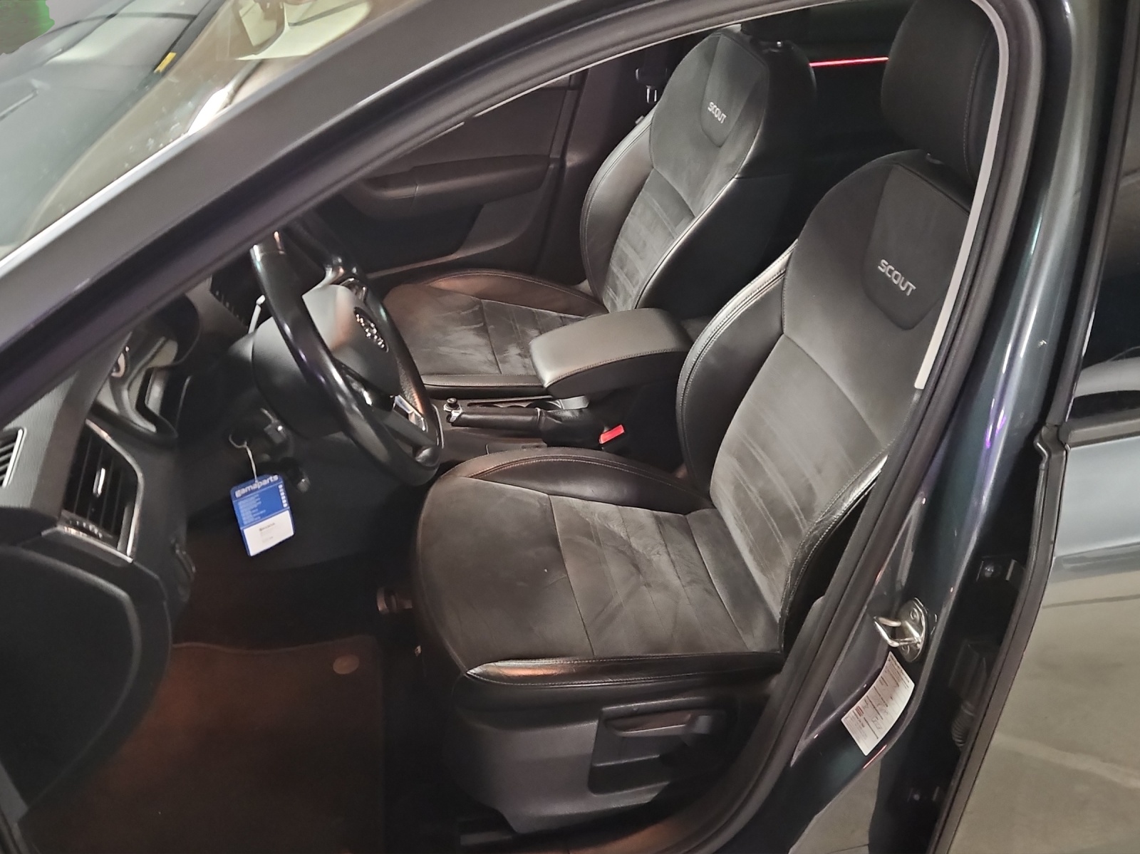 SKODA Octavia Combi 2.0 TDI Scout 4x4 DSG-image-8