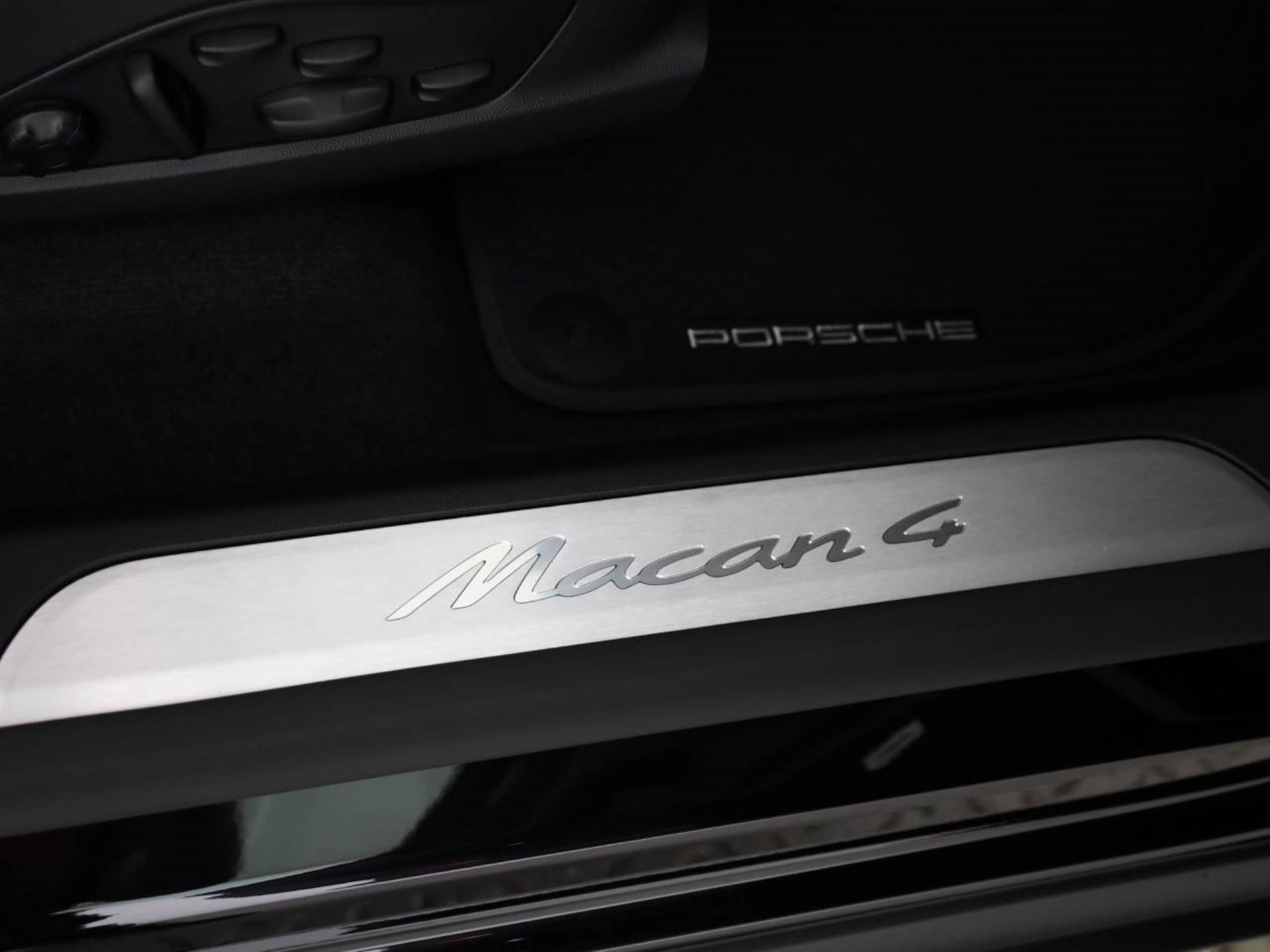 PORSCHE Macan 4-image-18