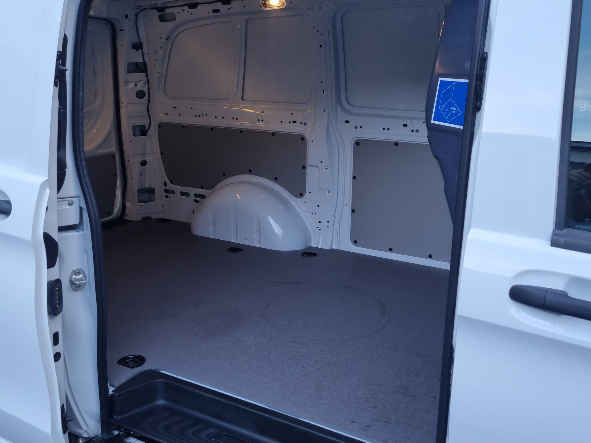 MERCEDES-BENZ eVito 112 Kaw. L 62 kWh-image-10