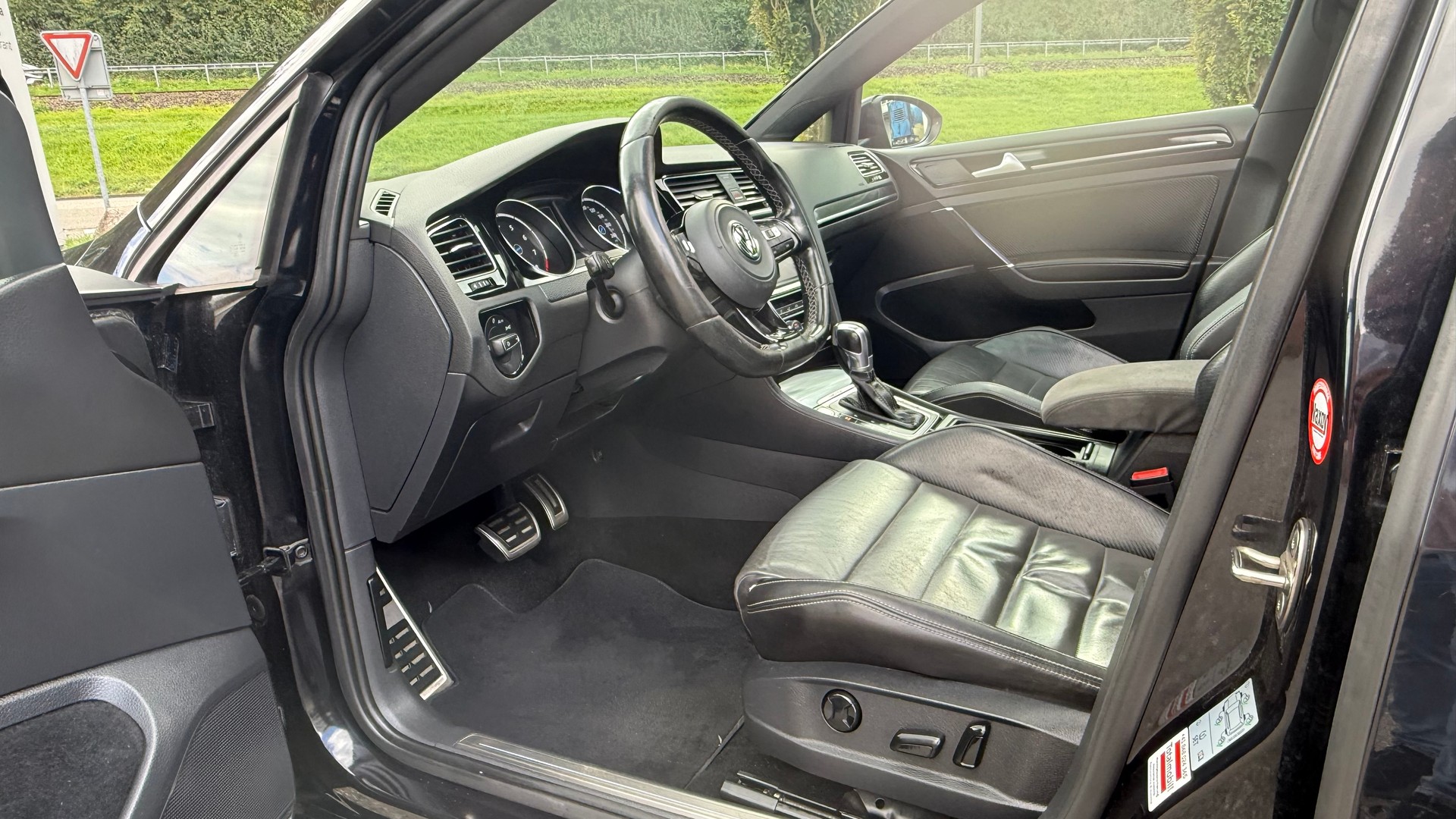 VW Golf 2.0 TSI R 4Motion DSG-image-11