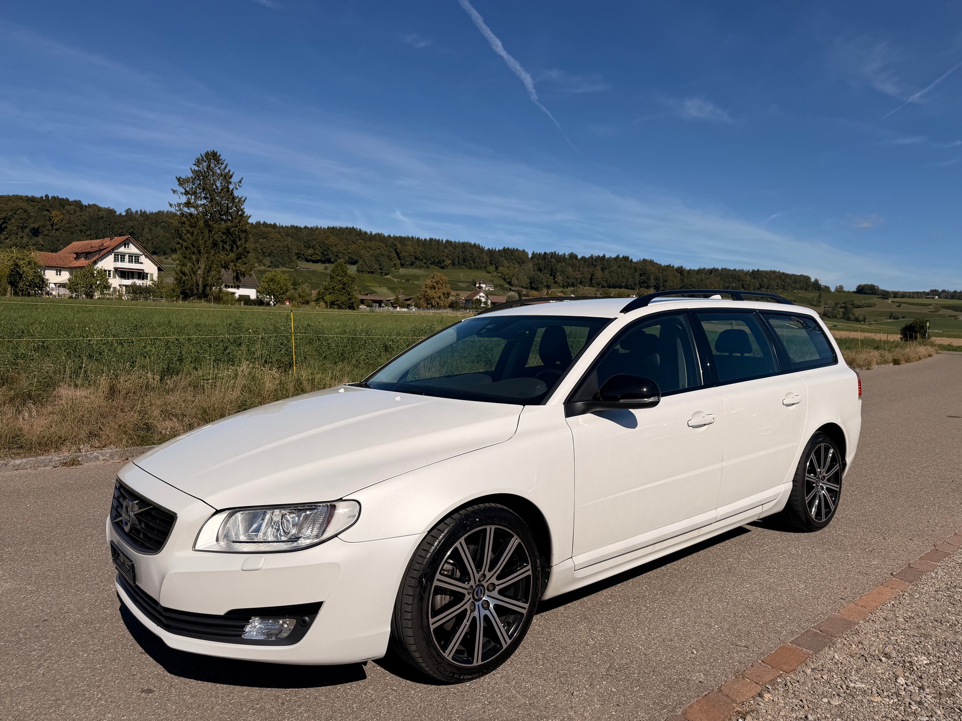 VOLVO V70 D4 Momentum Dynamic Edition AWD / AHK / 1. Hand-image-0