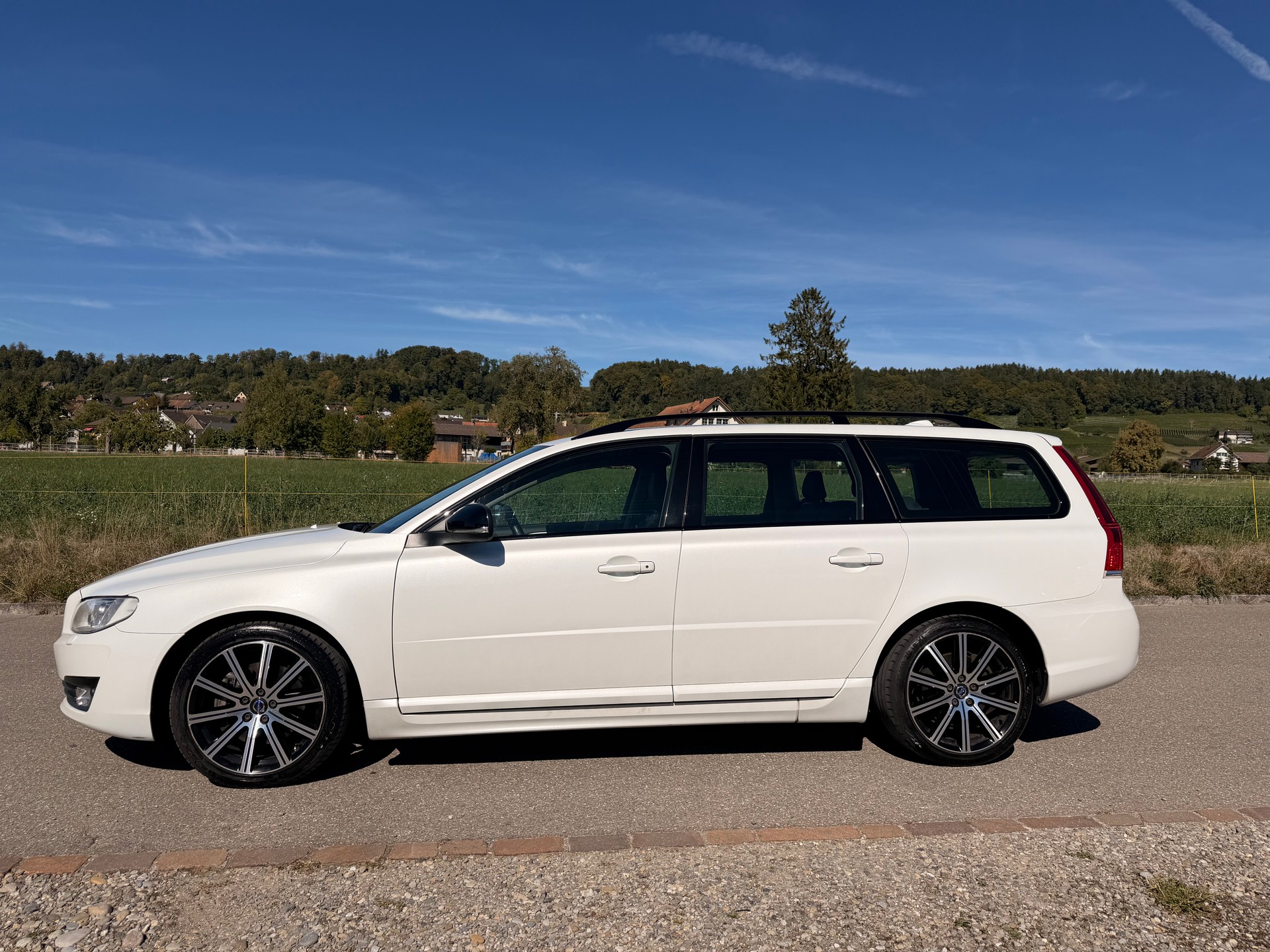 VOLVO V70 D4 Momentum Dynamic Edition AWD / AHK / 1. Hand-image-1