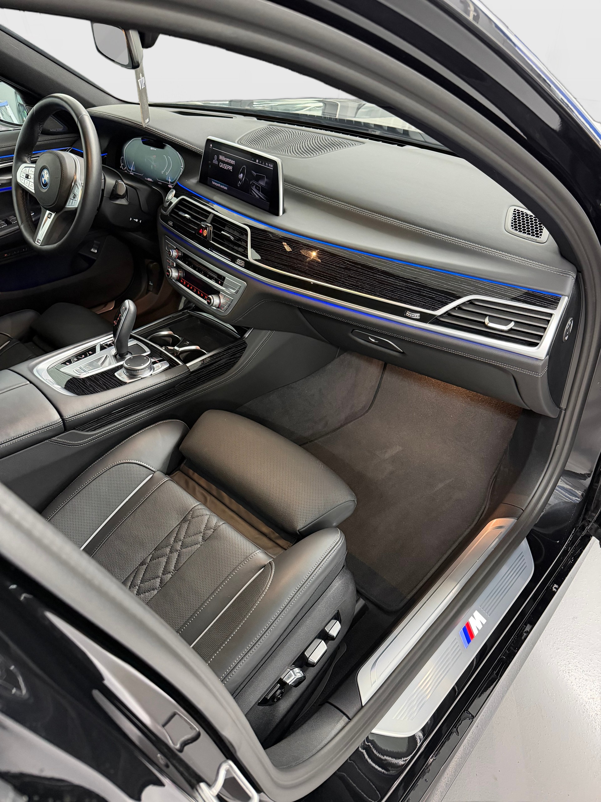 BMW 745Le xDrive M Sport Steptronic-image-12