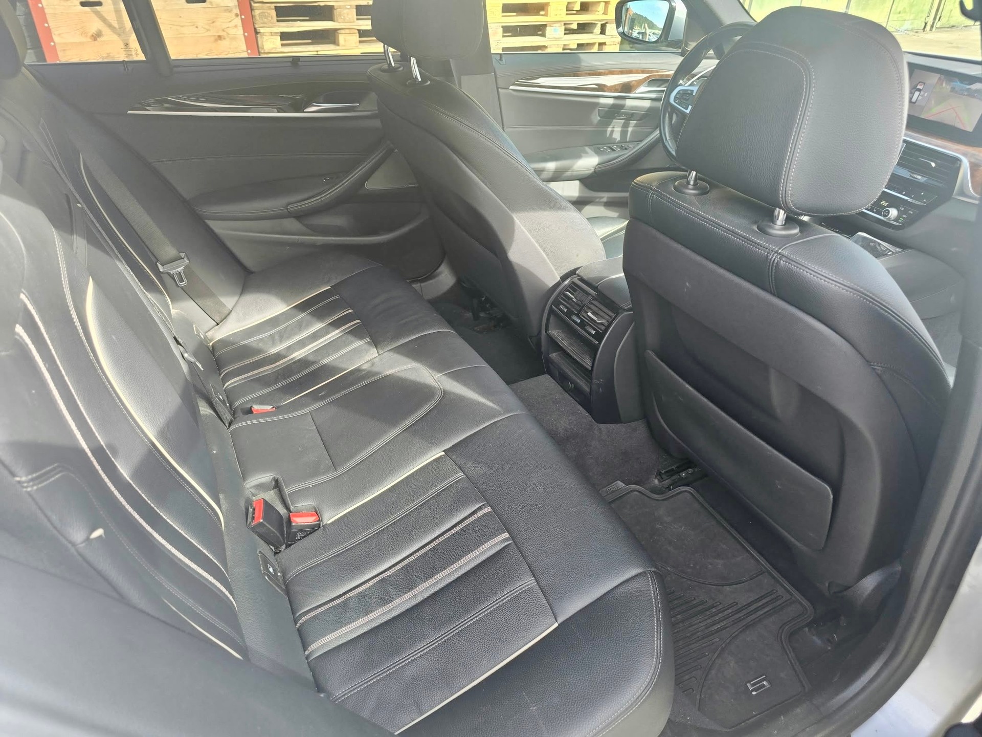 BMW 530i xDrive Touring Luxury Line Steptronic-image-12