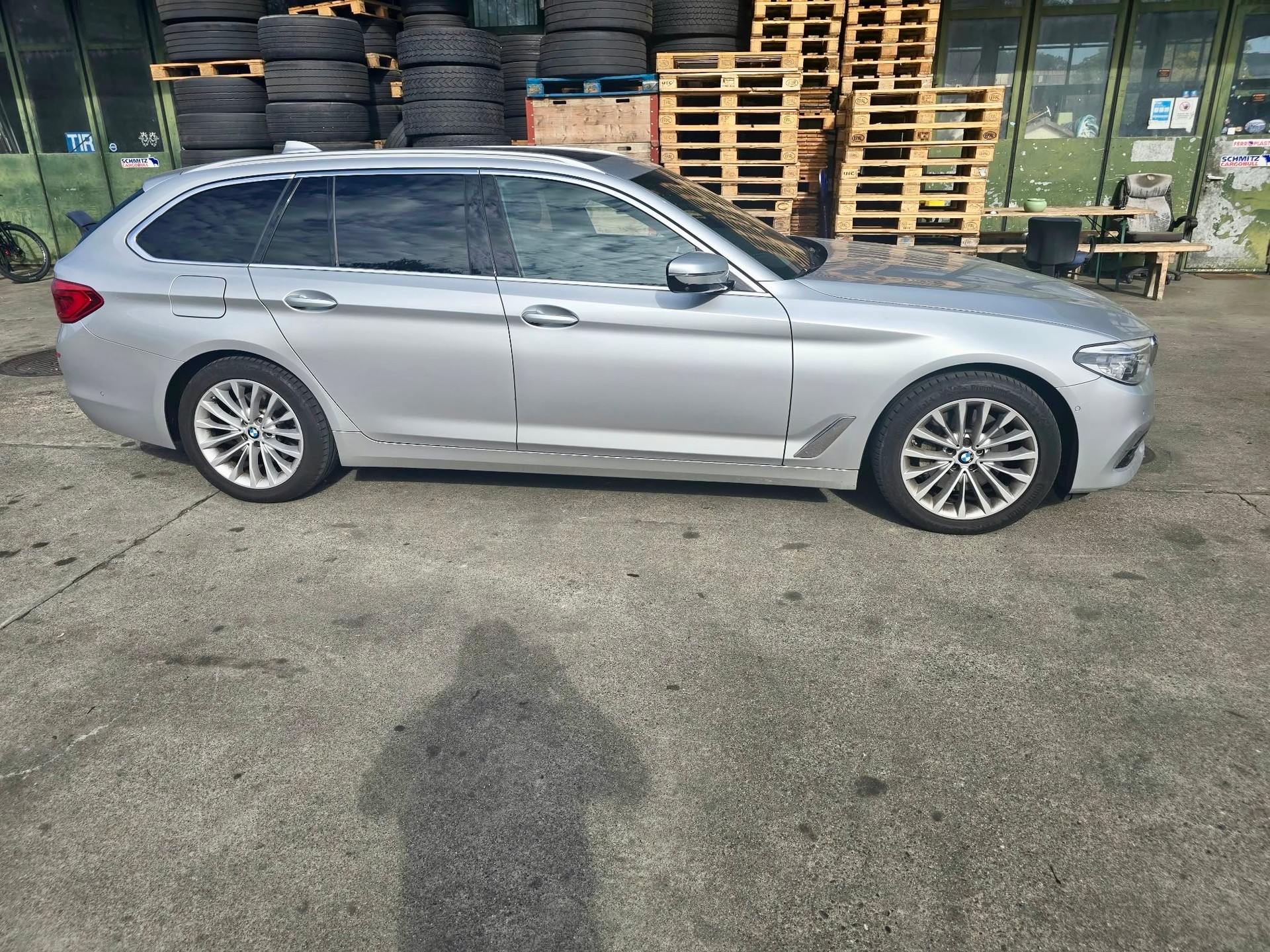 BMW 530i xDrive Touring Luxury Line Steptronic-image-4