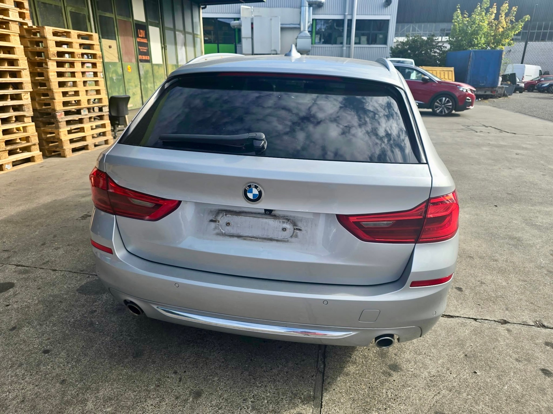 BMW 530i xDrive Touring Luxury Line Steptronic-image-6