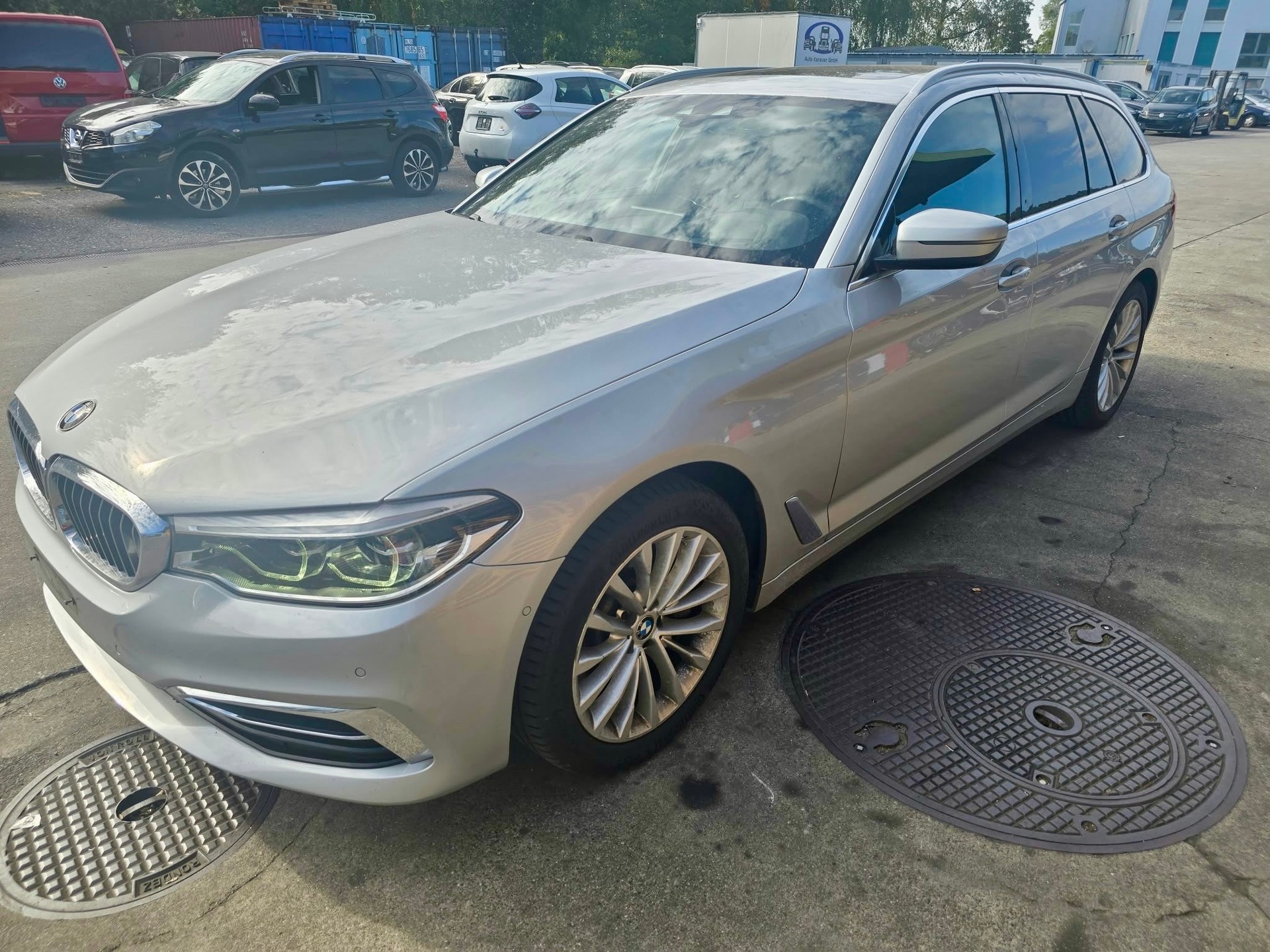 BMW 530i xDrive Touring Luxury Line Steptronic-image-0