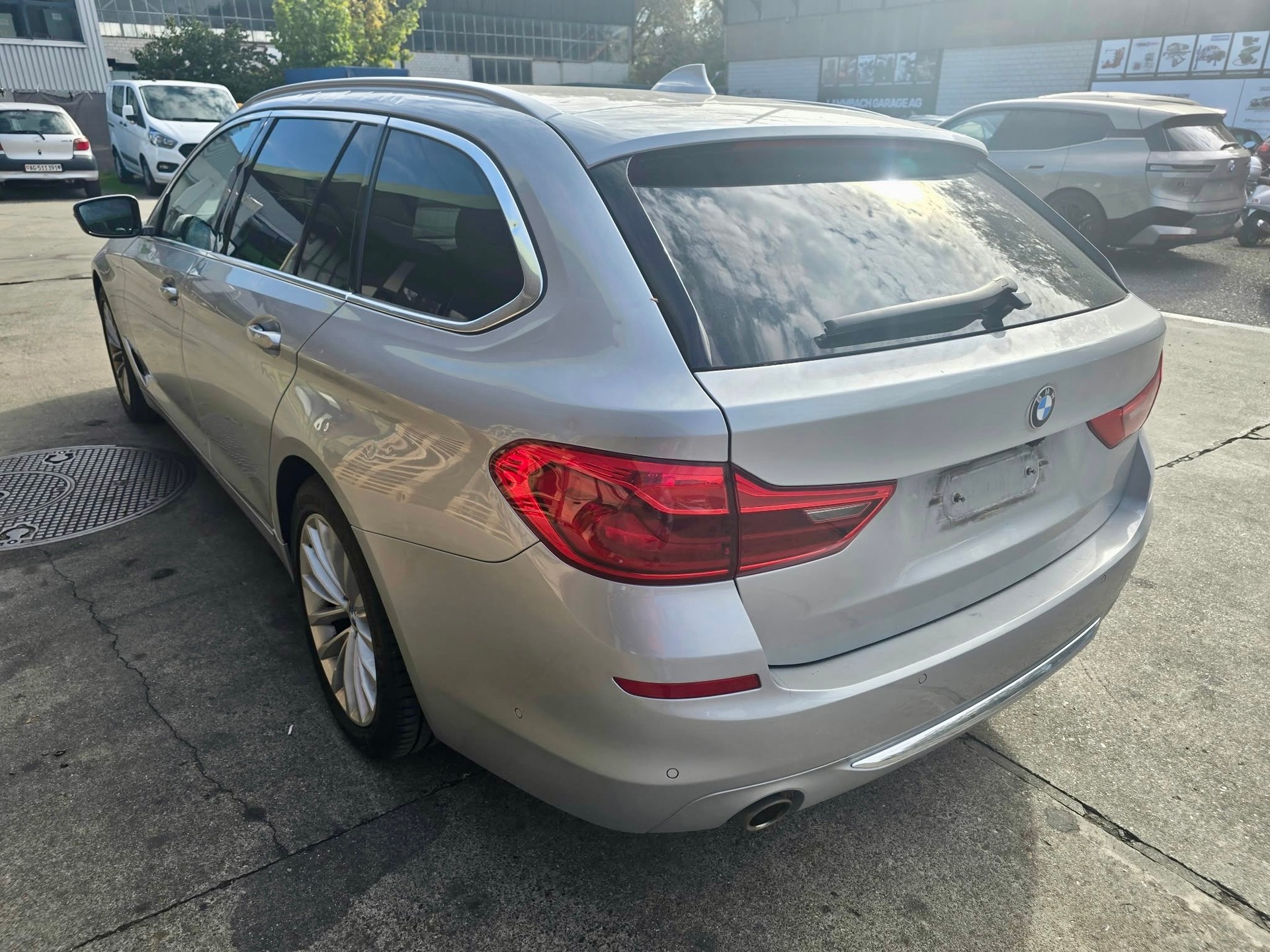 BMW 530i xDrive Touring Luxury Line Steptronic-image-2