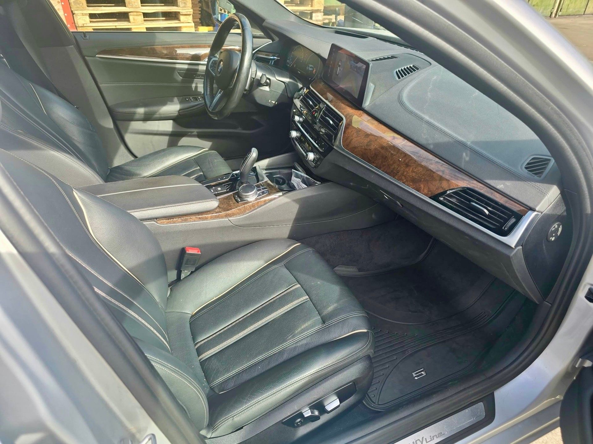 BMW 530i xDrive Touring Luxury Line Steptronic-image-10