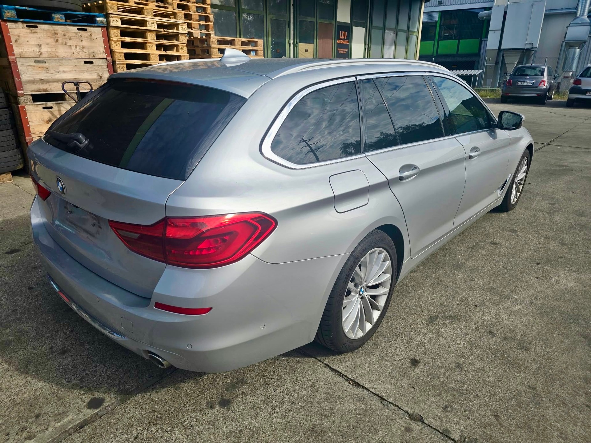 BMW 530i xDrive Touring Luxury Line Steptronic-image-3