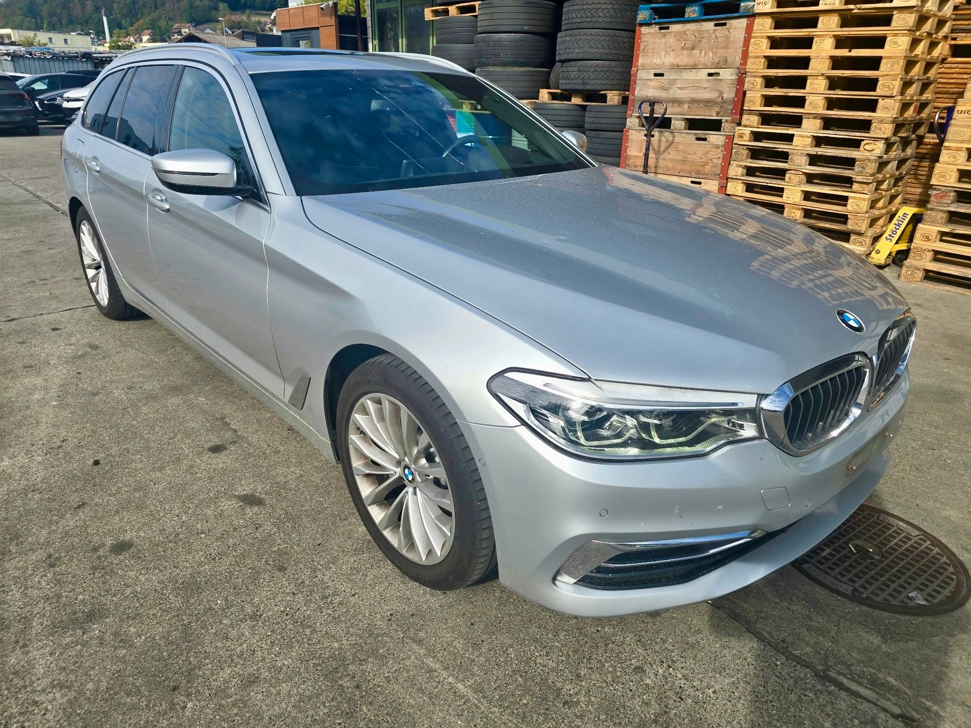 BMW 530i xDrive Touring Luxury Line Steptronic-image-1