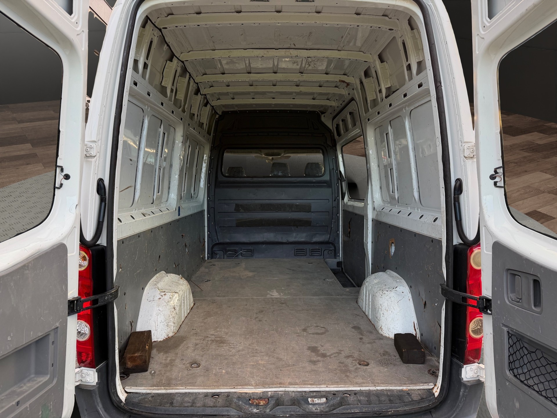 VW Crafter 35 2.0 TDI-image-16