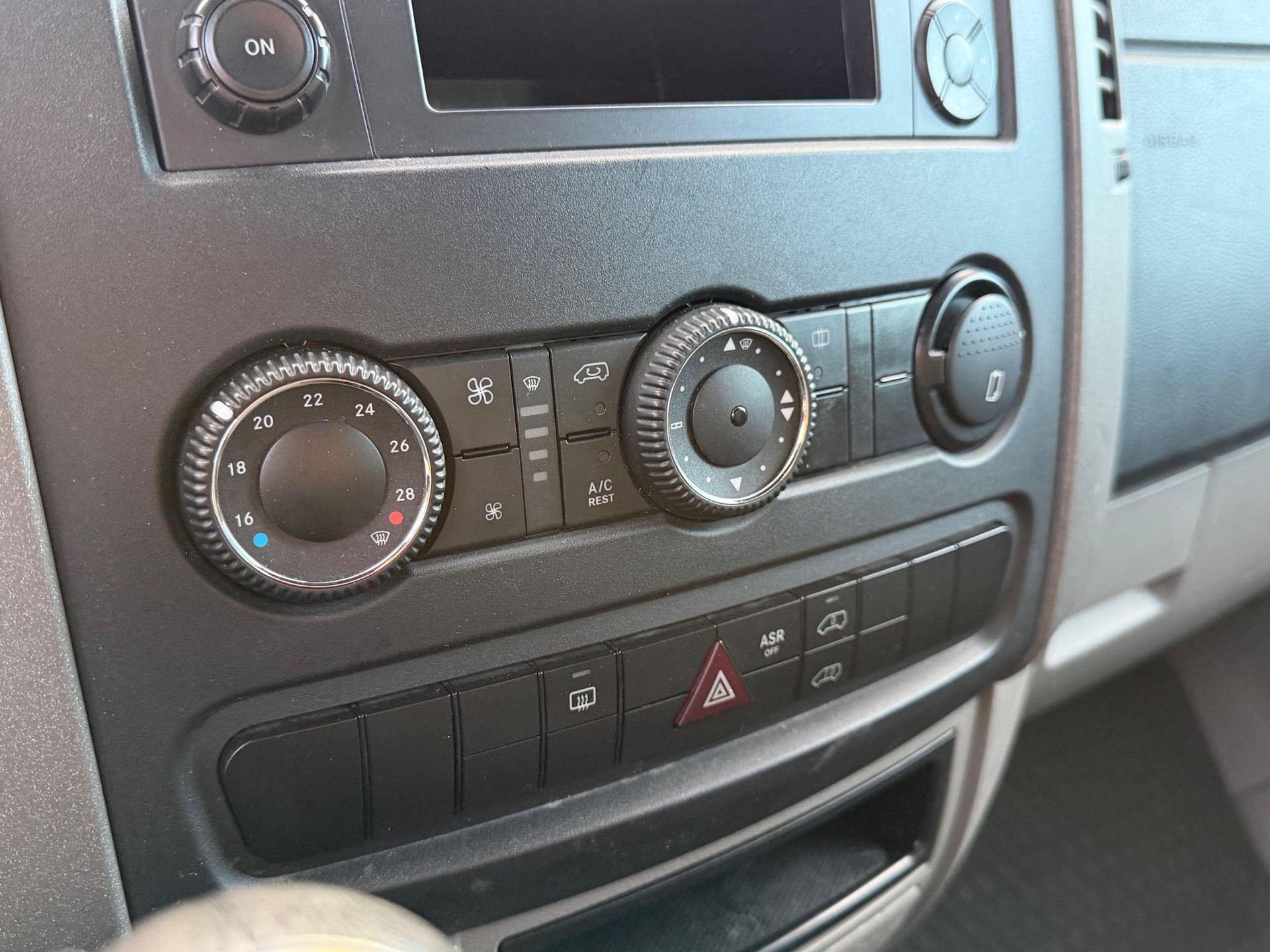VW Crafter 35 2.0 TDI-image-11