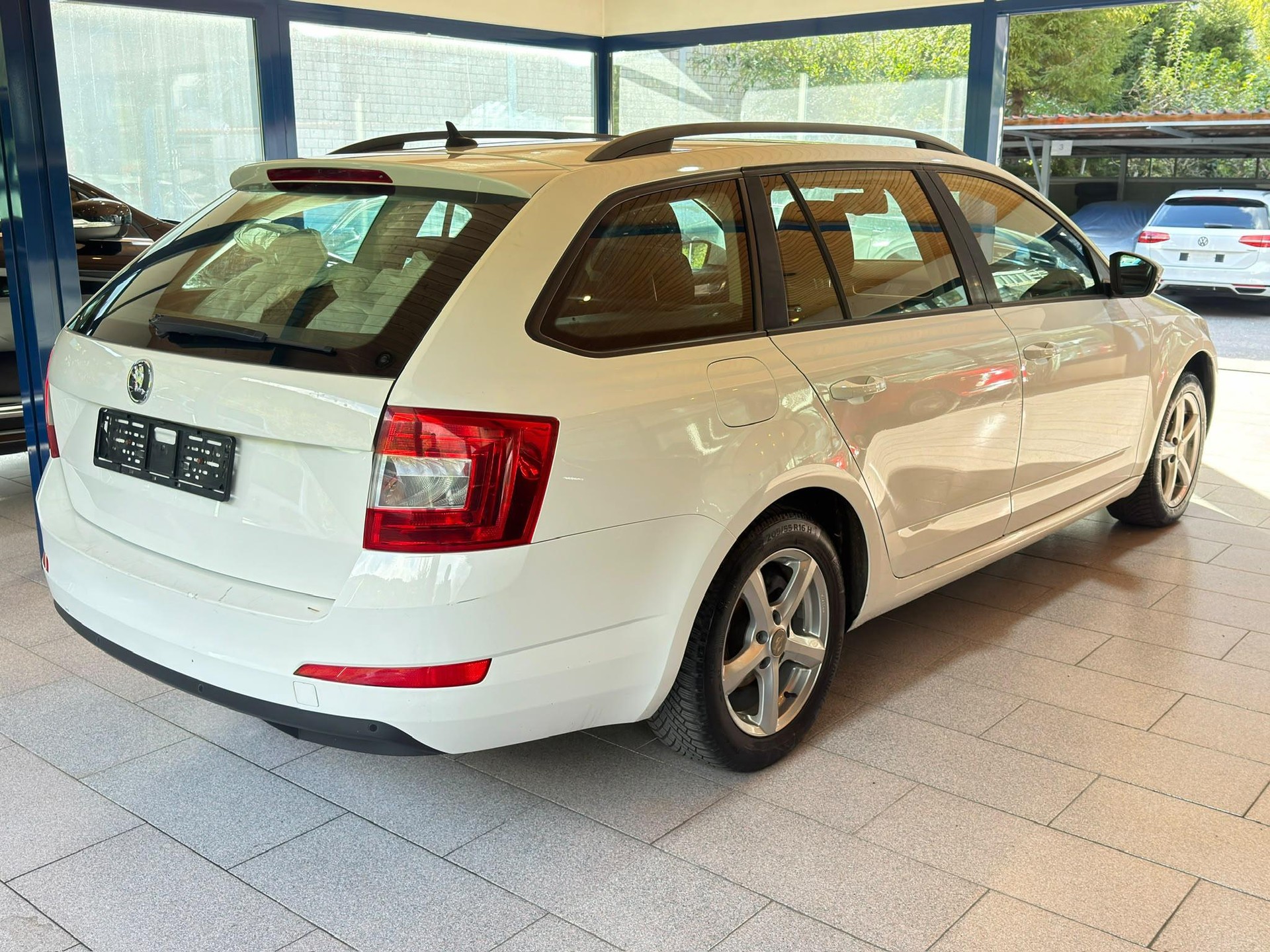 SKODA Octavia Combi 1.6 TDI Ambition DSG-image-8