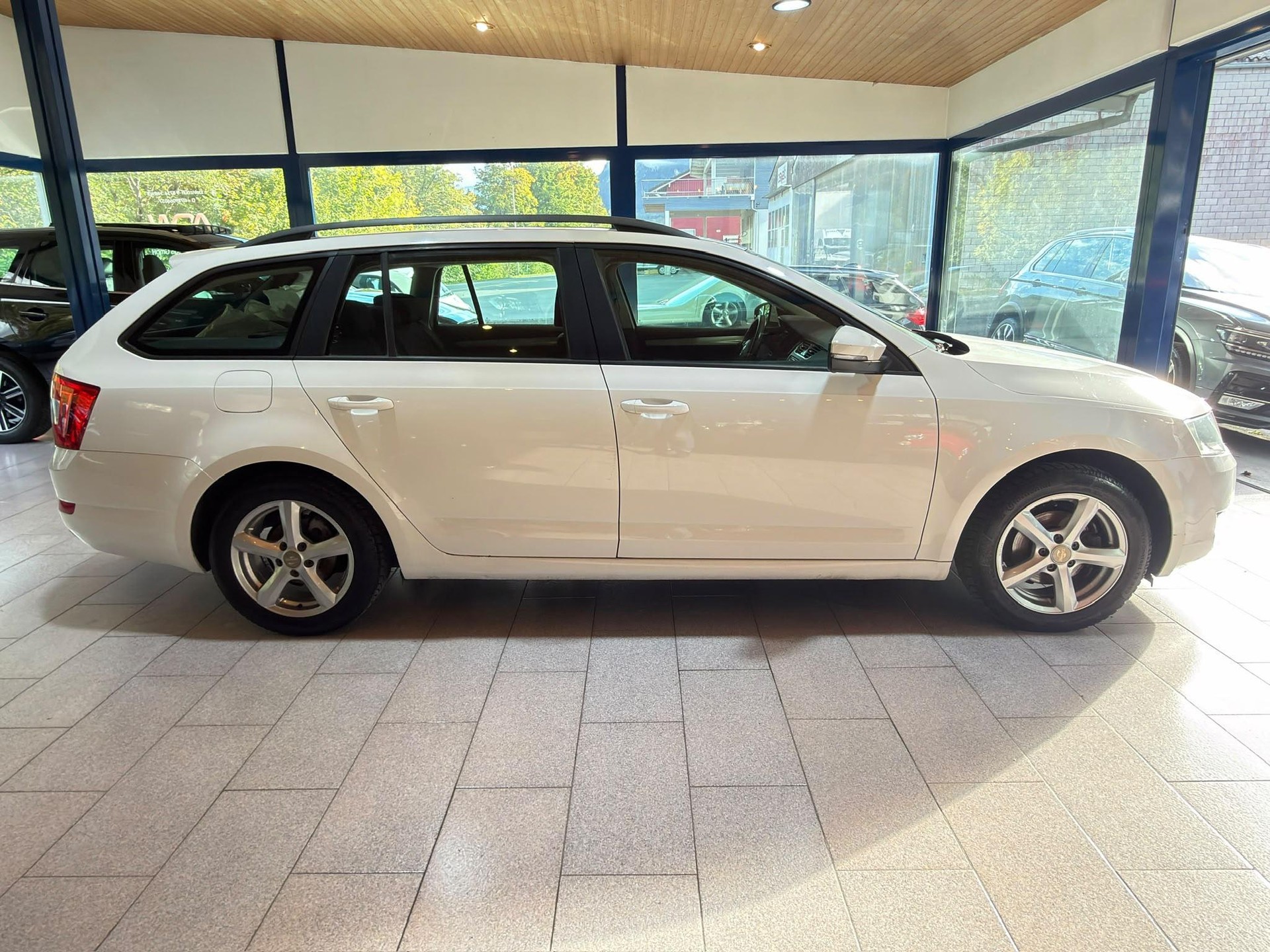 SKODA Octavia Combi 1.6 TDI Ambition DSG-image-10