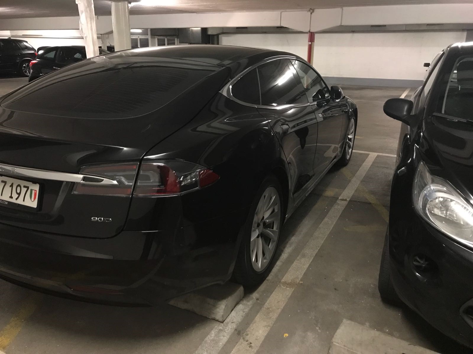 TESLA Model S 90 D-image-11