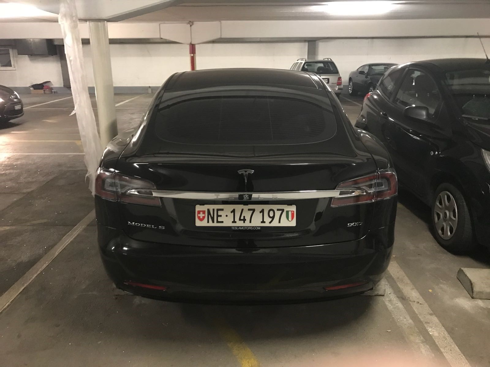 TESLA Model S 90 D-image-12