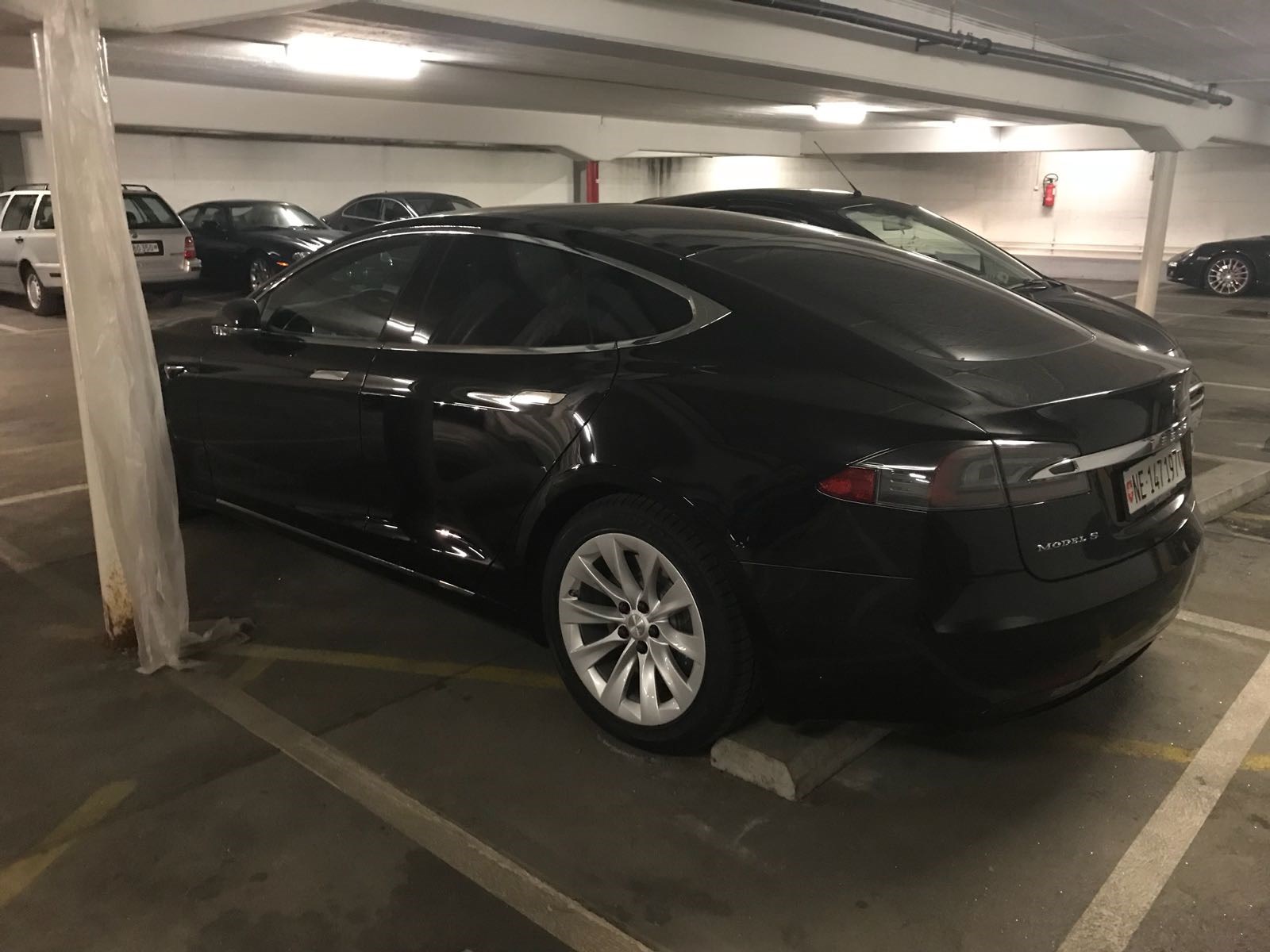 TESLA Model S 90 D-image-13