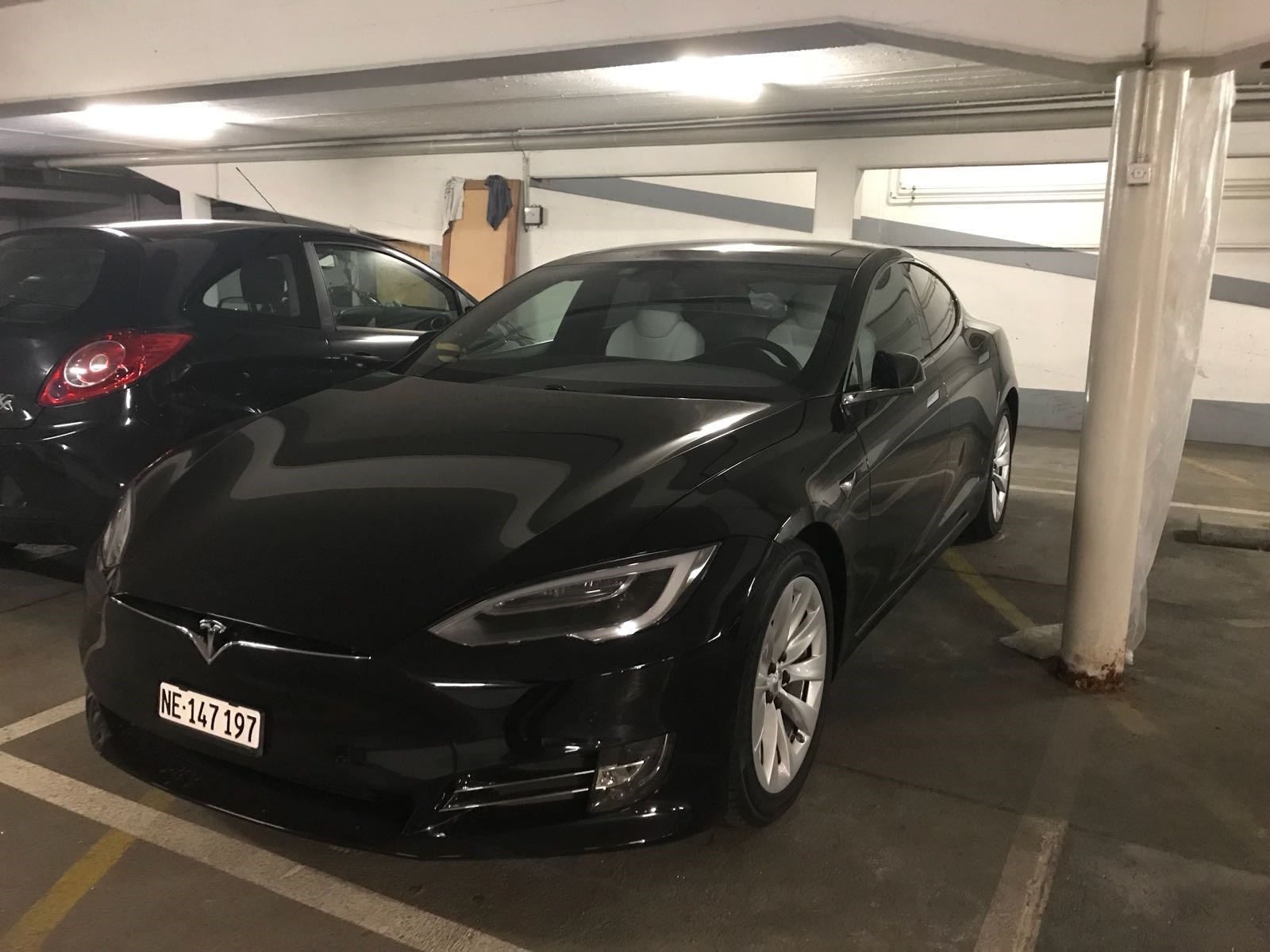 TESLA Model S 90 D-image-7