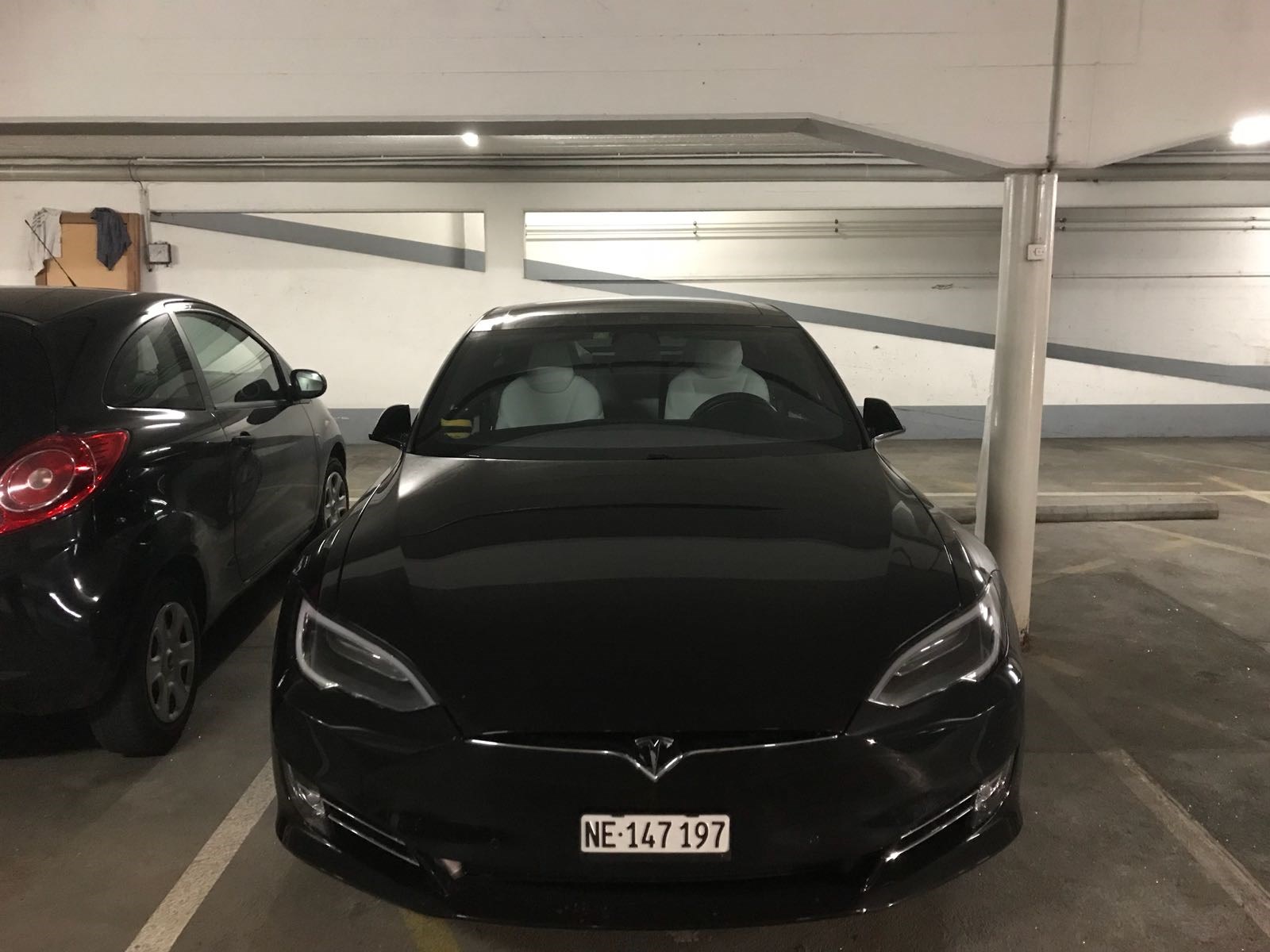 TESLA Model S 90 D-image-8