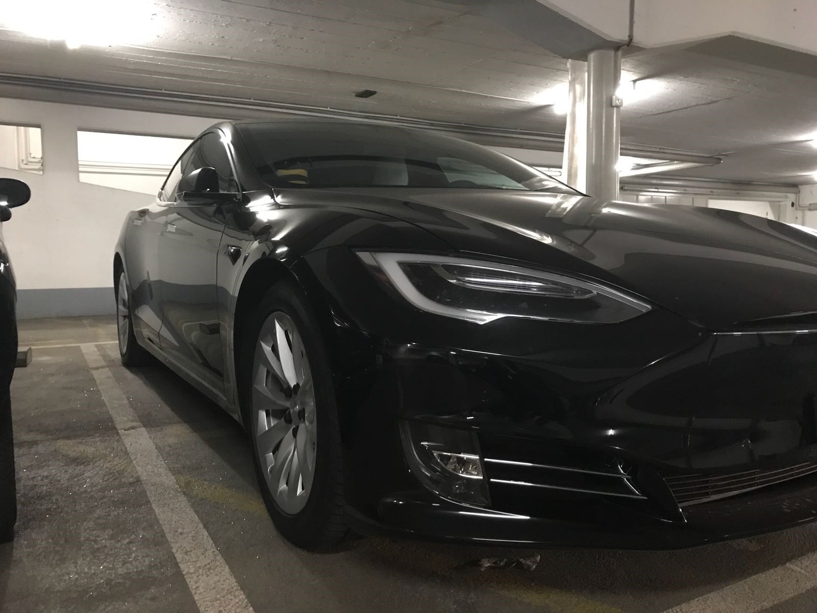TESLA Model S 90 D-image-10