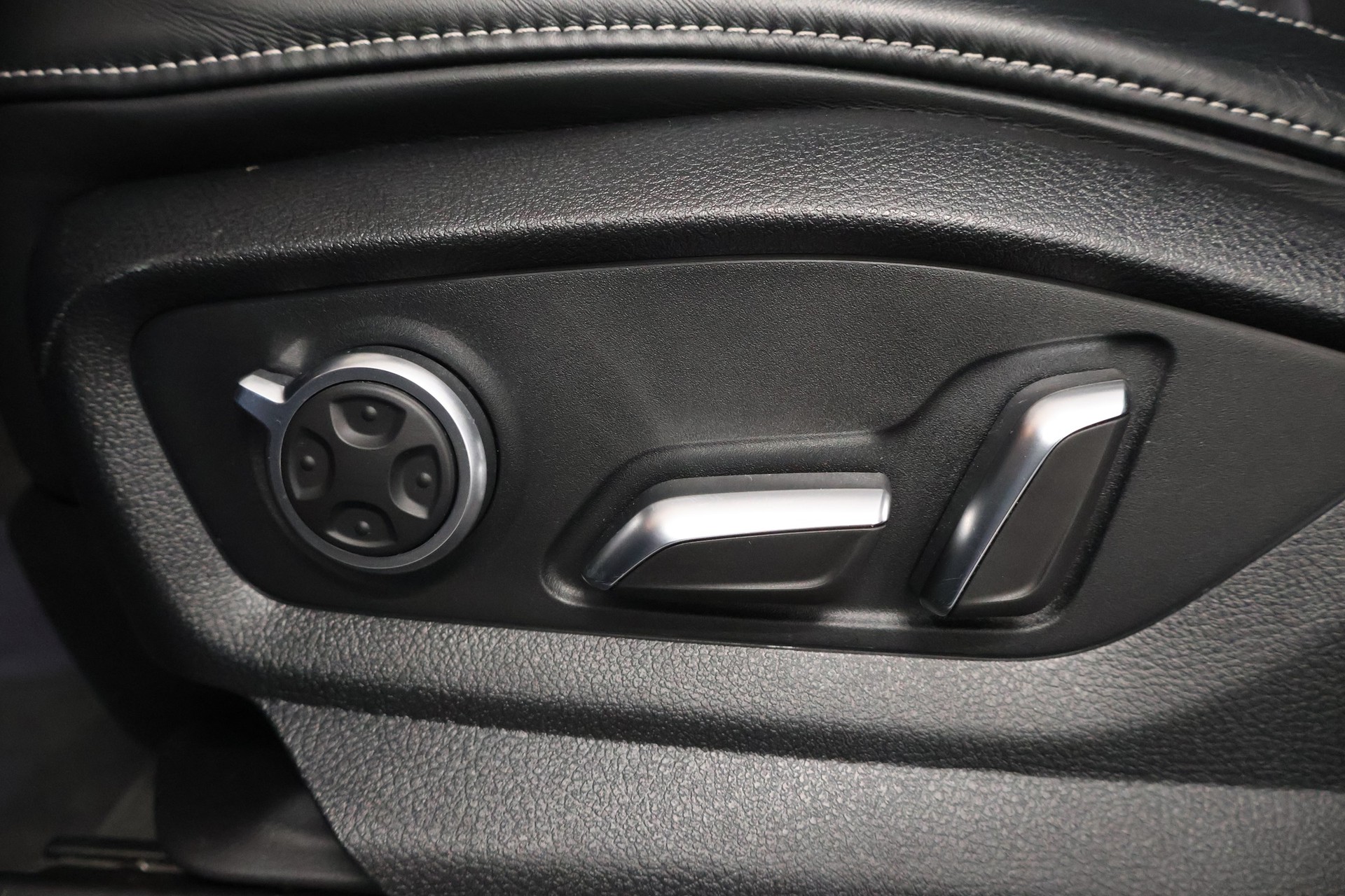 AUDI SQ7 4.0 TDI quattro tiptronic-image-25