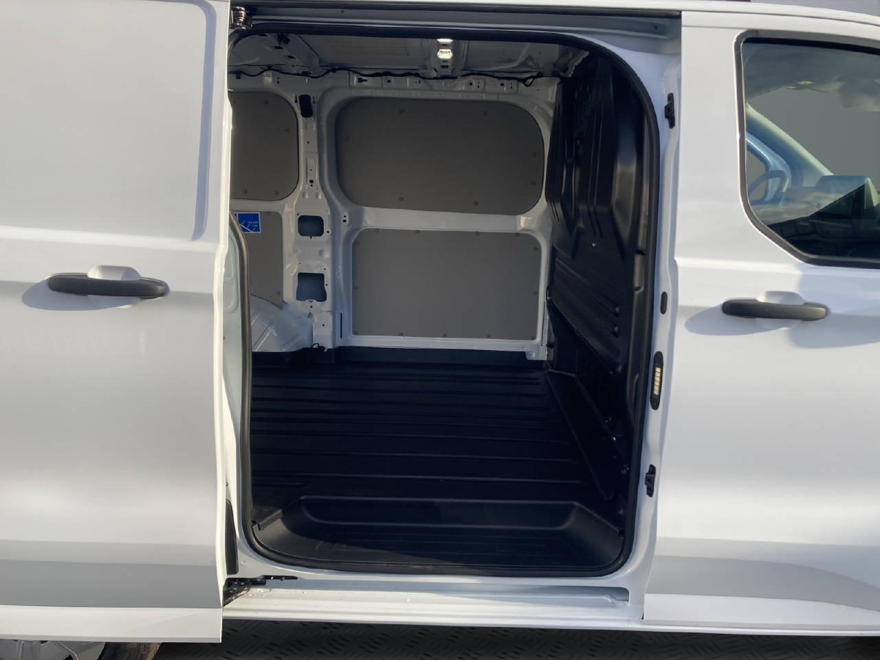 FORD E-Transit Custom Van 320 L1 Trend-image-4