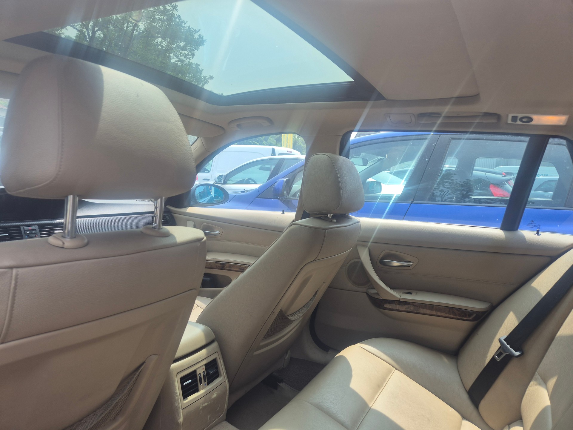 BMW 330i Touring-image-9