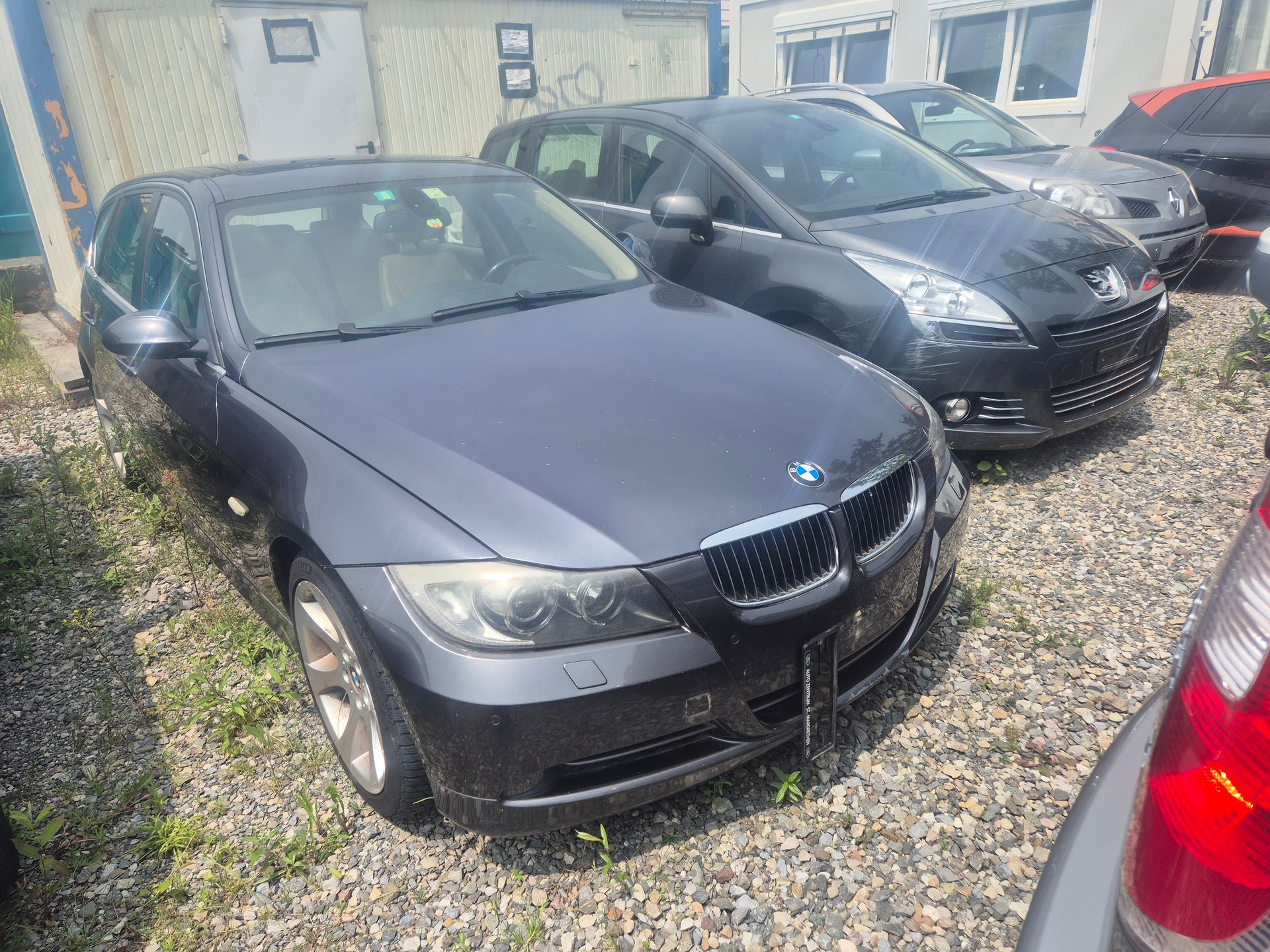BMW 330i Touring-image-0