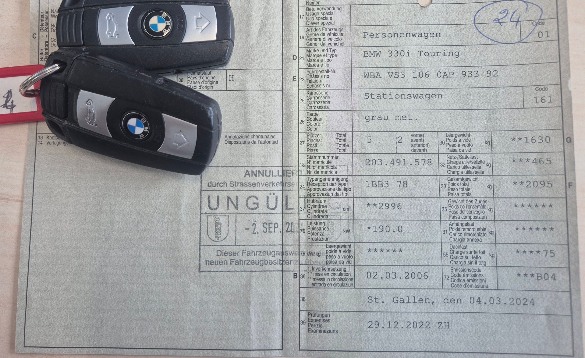 BMW 330i Touring-image-1