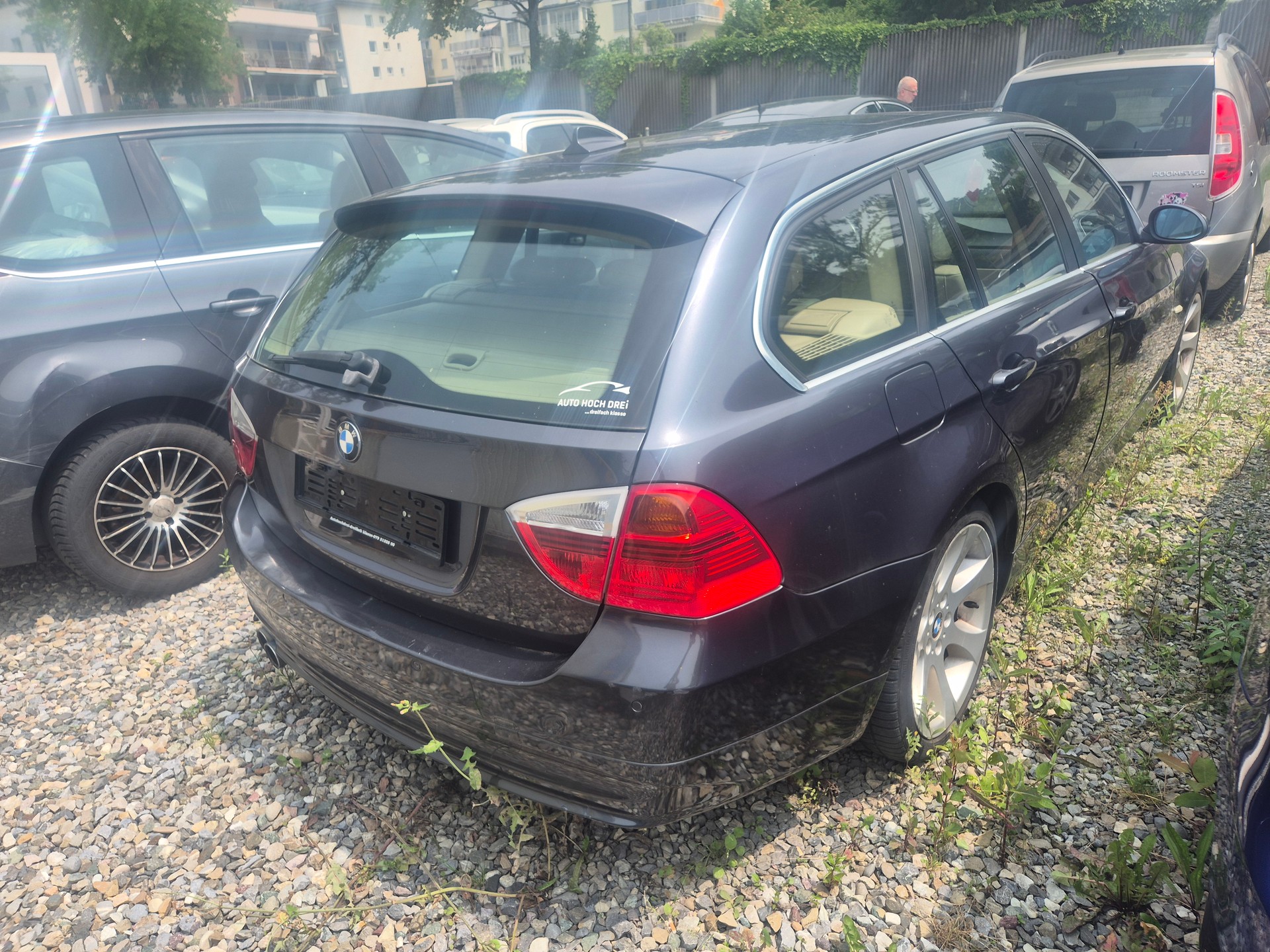 BMW 330i Touring-image-4
