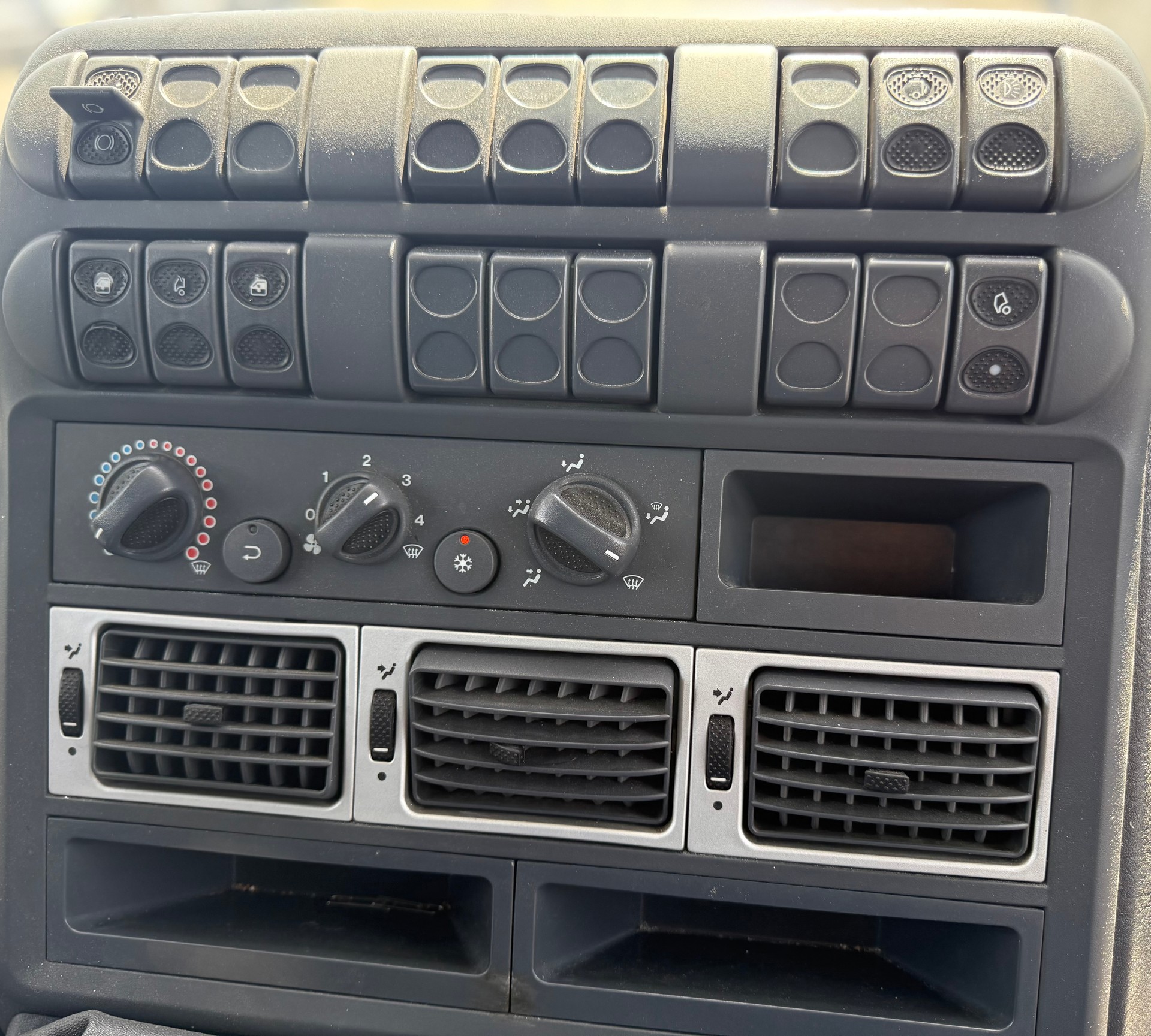 IVECO 75E18P Eurocargo-image-11