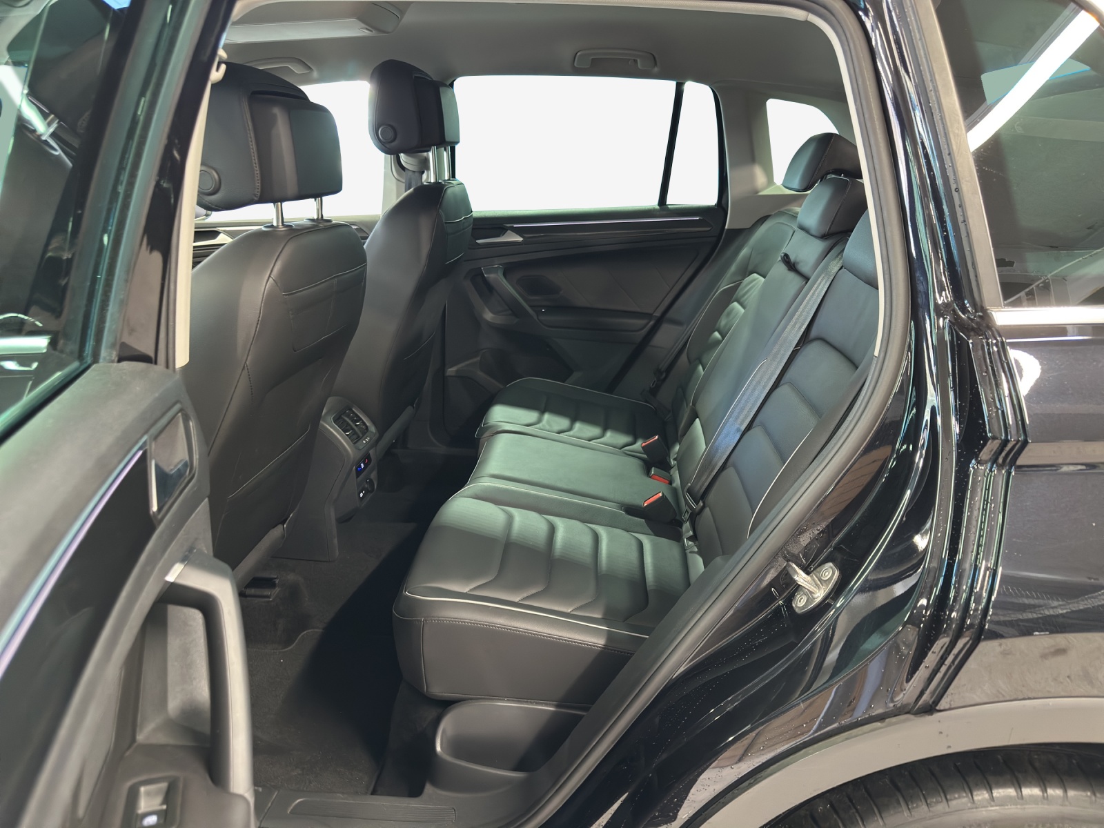 VW Tiguan 2.0 TDI SCR Elegance 4Motion DSG-image-11