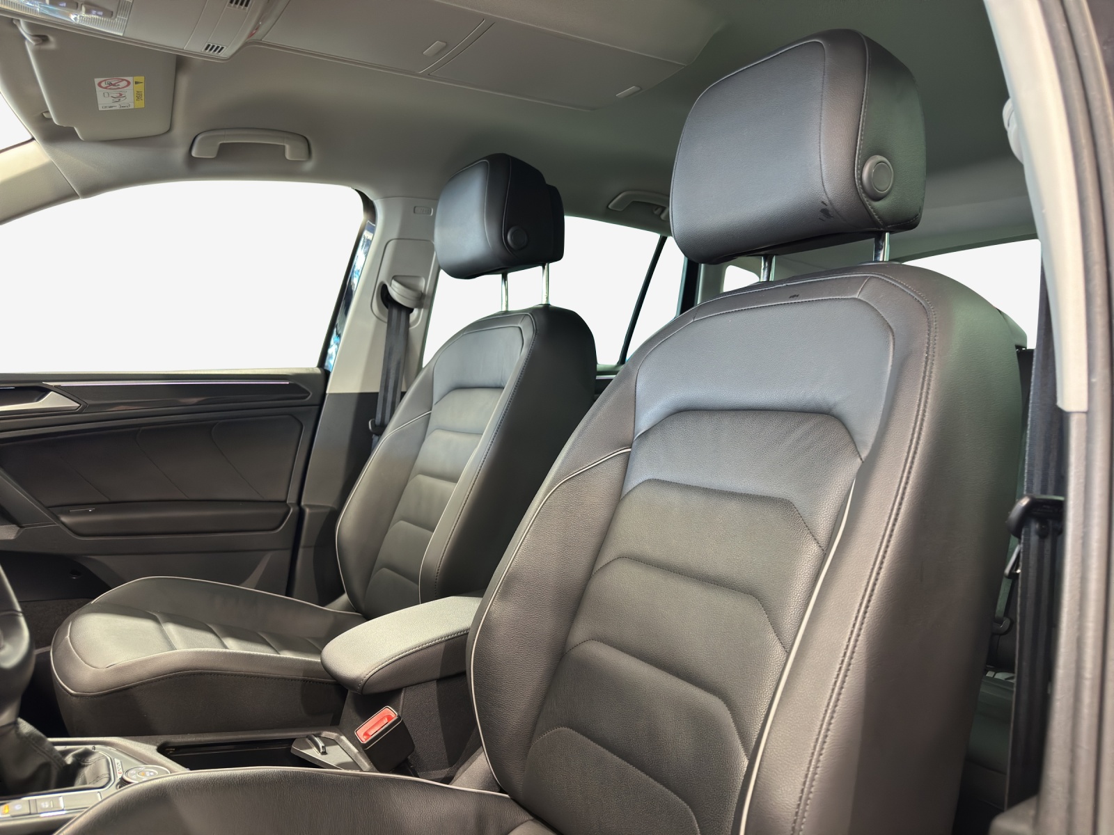 VW Tiguan 2.0 TDI SCR Elegance 4Motion DSG-image-15