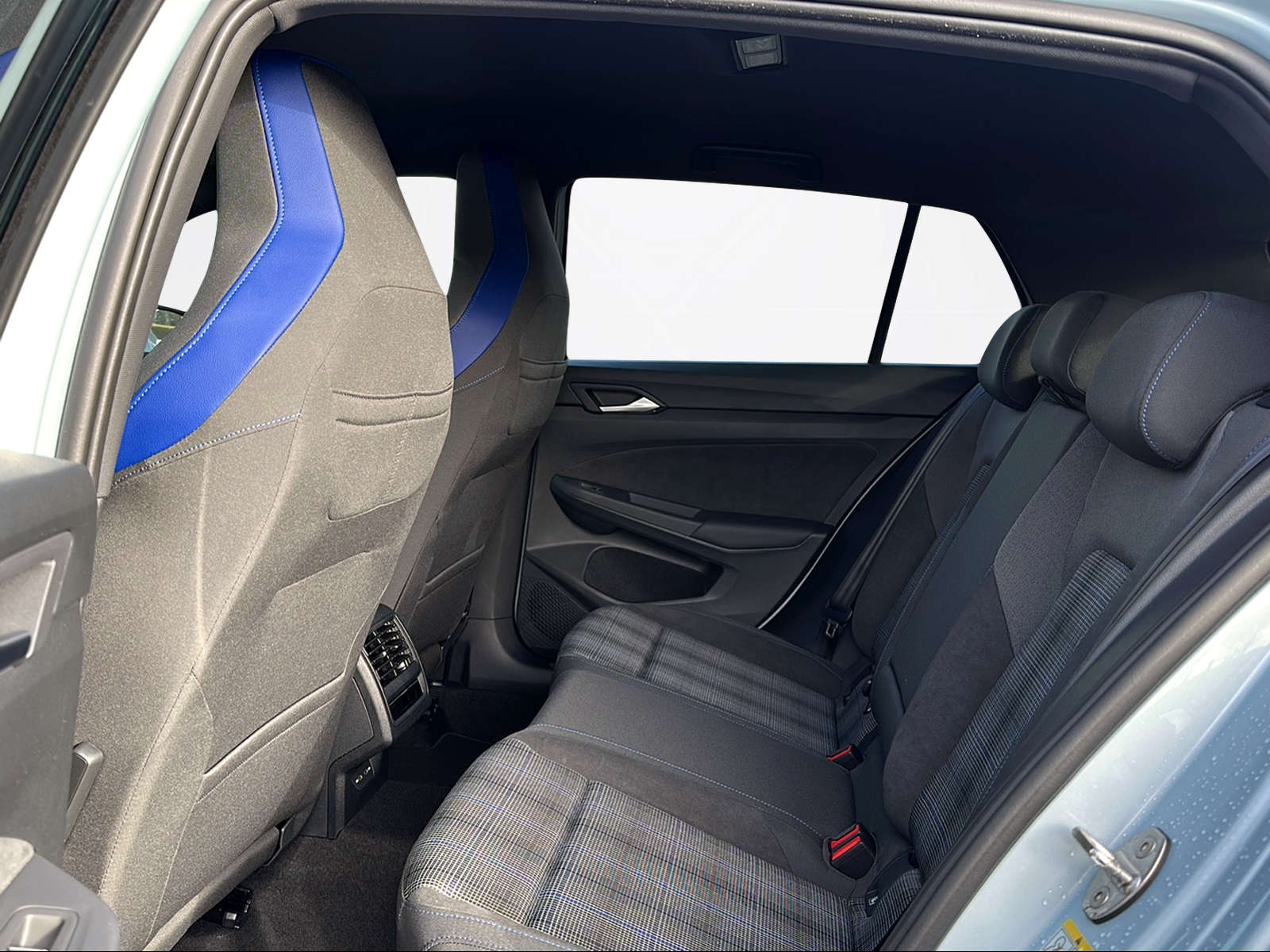 VW Golf GTE 1.5 TSI Plug-In Hybrid 272CH DSG-image-9