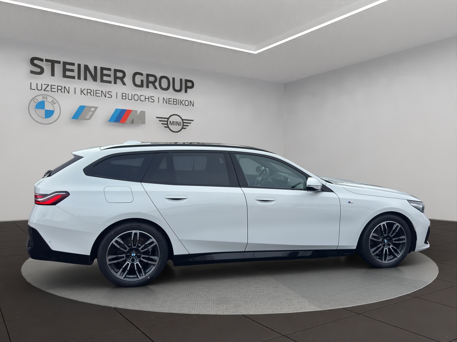 BMW 520d xDrive 48V Touring M Sport Steptronic-image-3