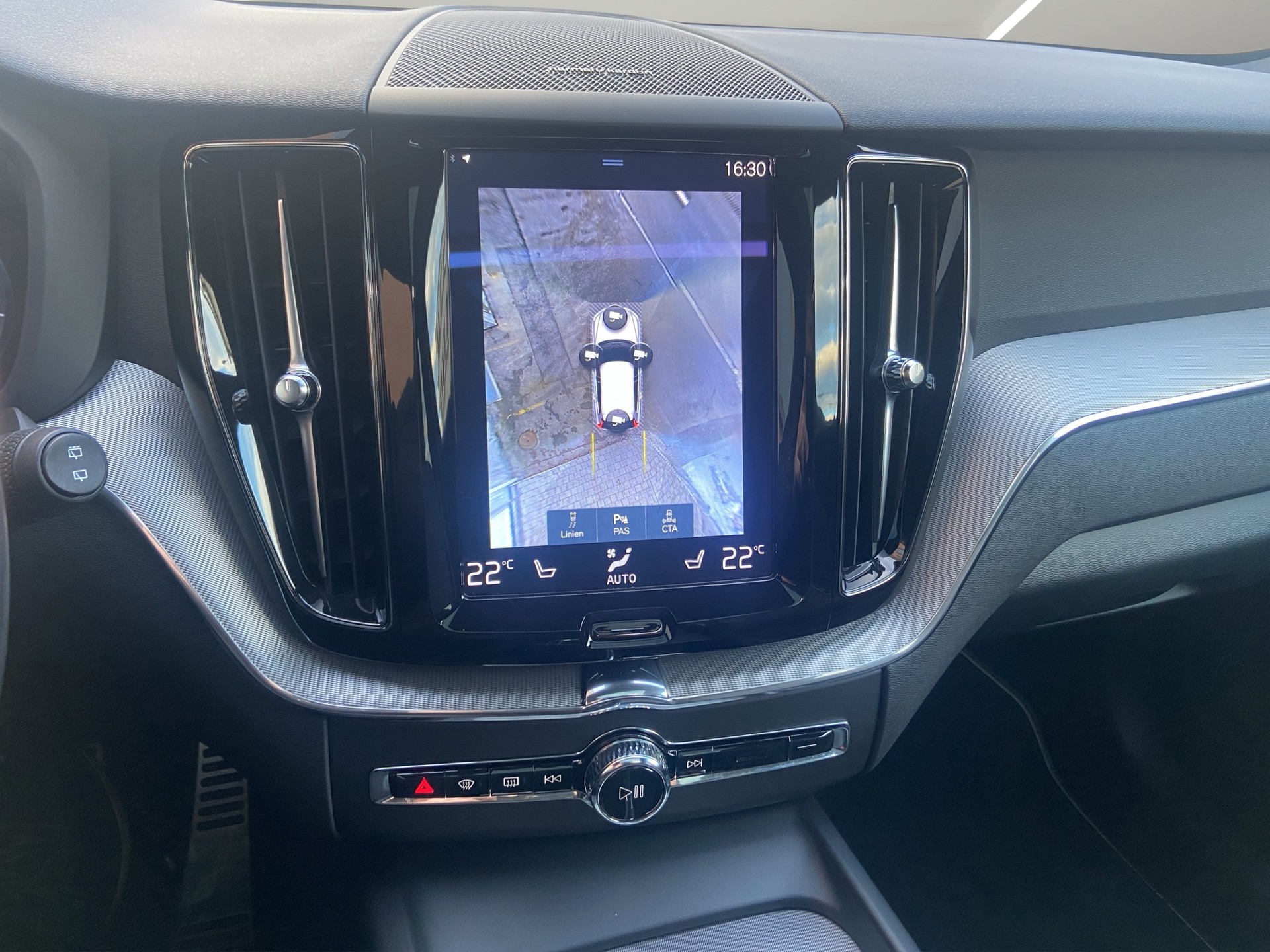 VOLVO XC60 B5 Benzin Mild Hybrid AWD R-Design Geartronic-image-12