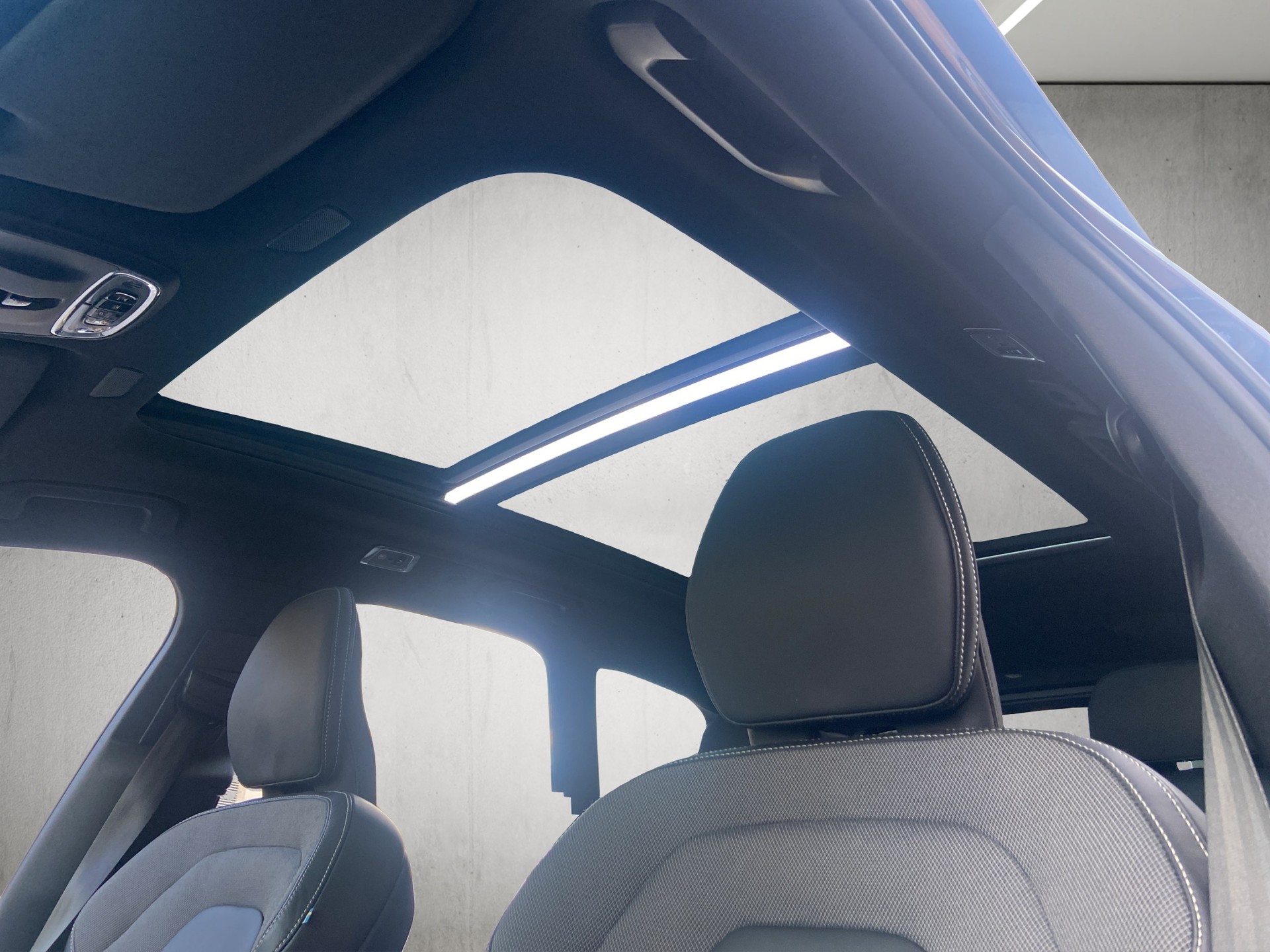 VOLVO XC60 B5 Benzin Mild Hybrid AWD R-Design Geartronic-image-10