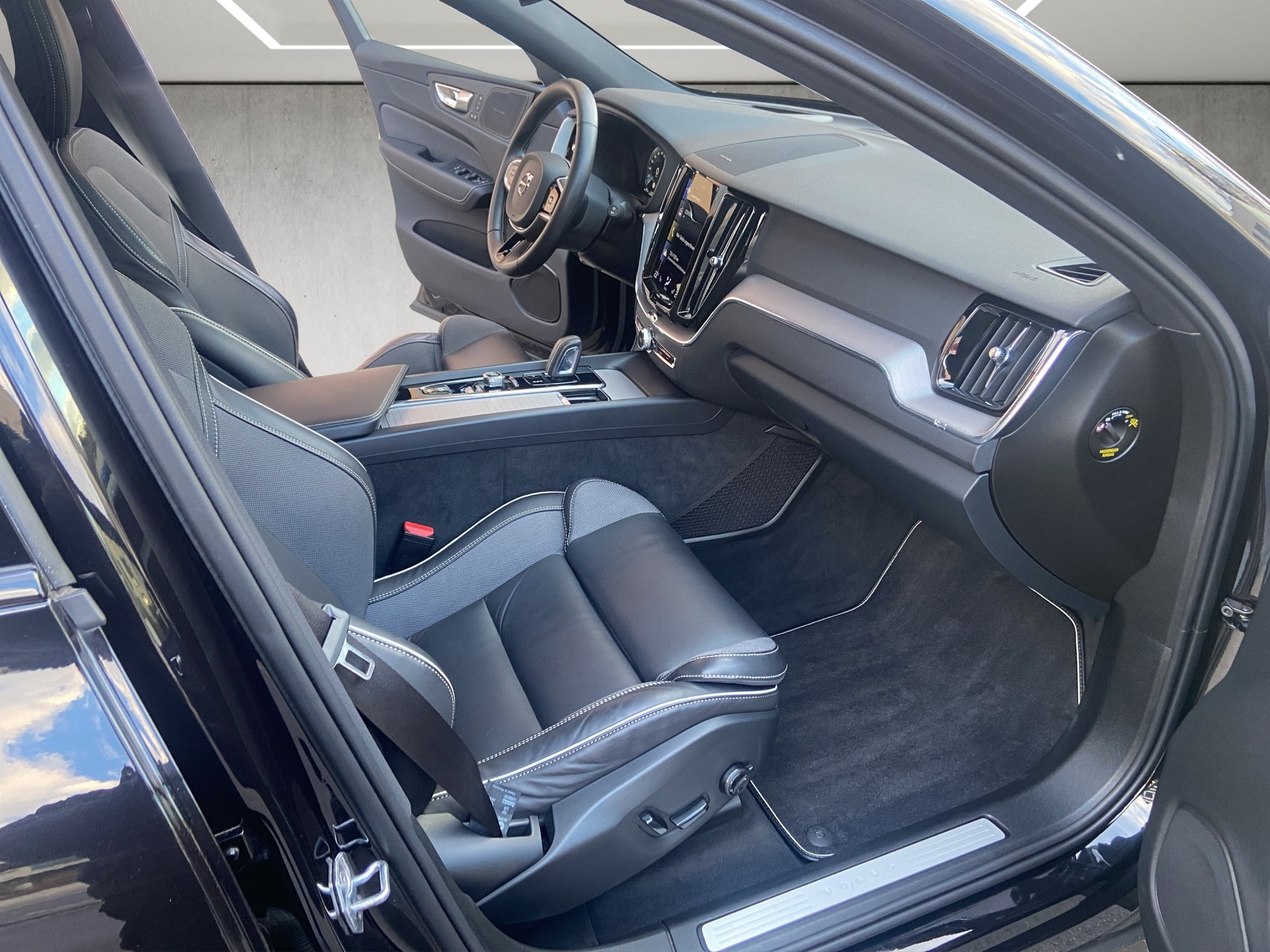 VOLVO XC60 B5 Benzin Mild Hybrid AWD R-Design Geartronic-image-11