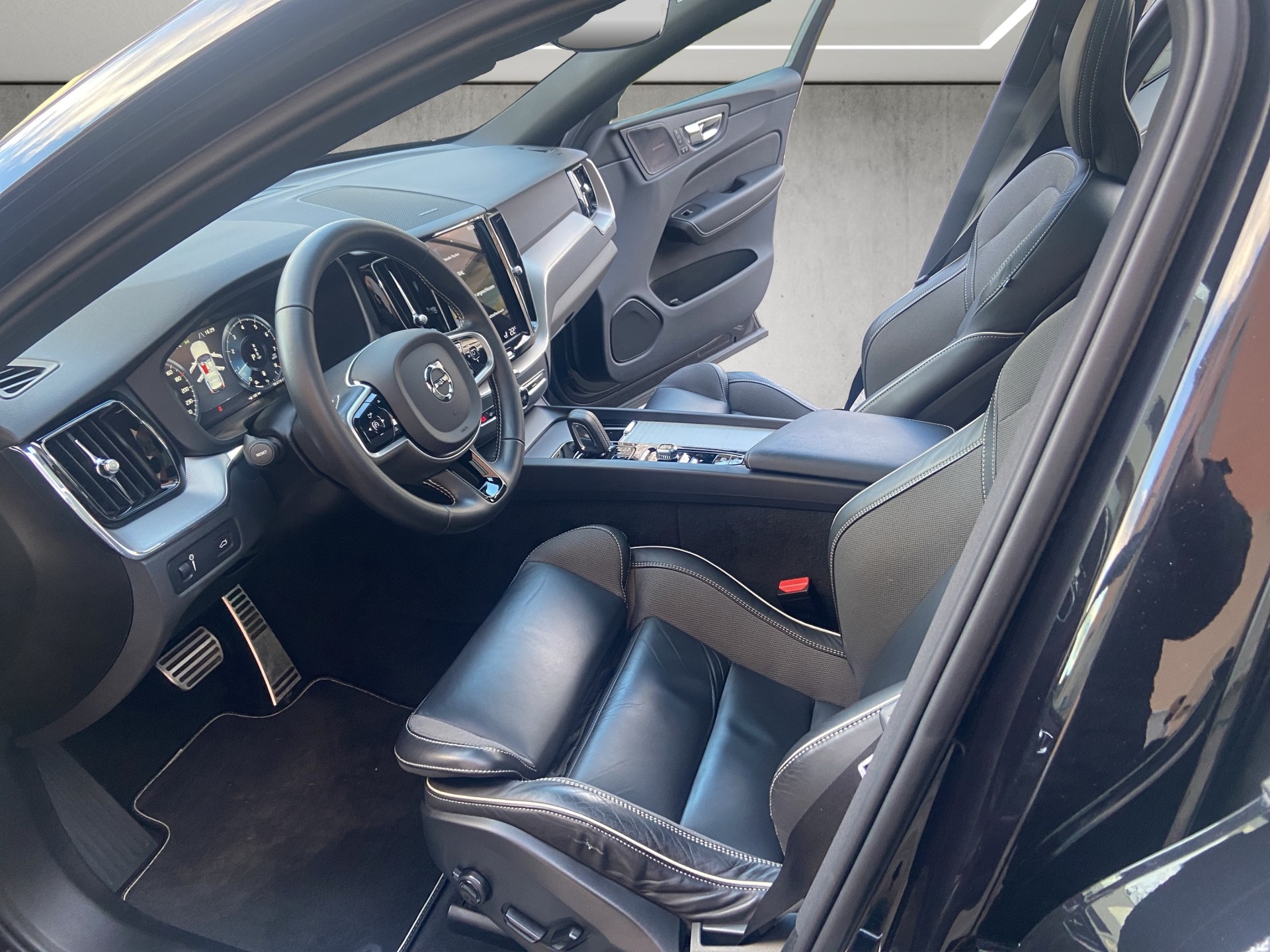 VOLVO XC60 B5 Benzin Mild Hybrid AWD R-Design Geartronic-image-6