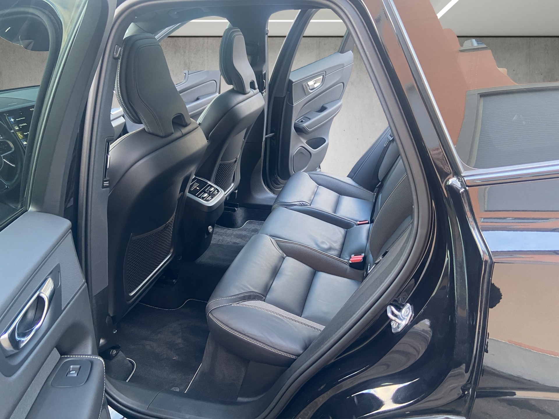 VOLVO XC60 B5 Benzin Mild Hybrid AWD R-Design Geartronic-image-9