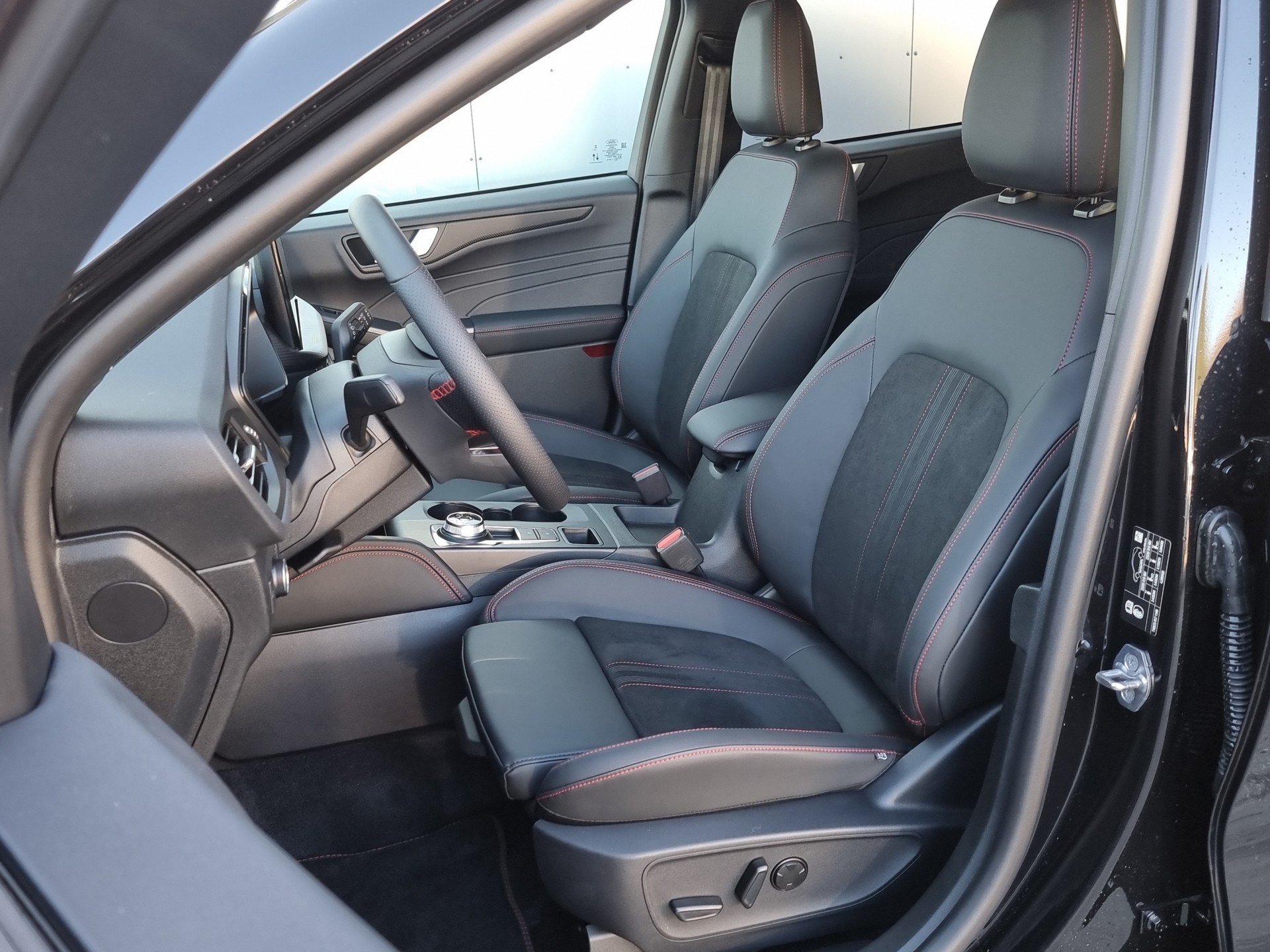 FORD Kuga 2.5 Hybrid ST-Line X 4x4-image-12