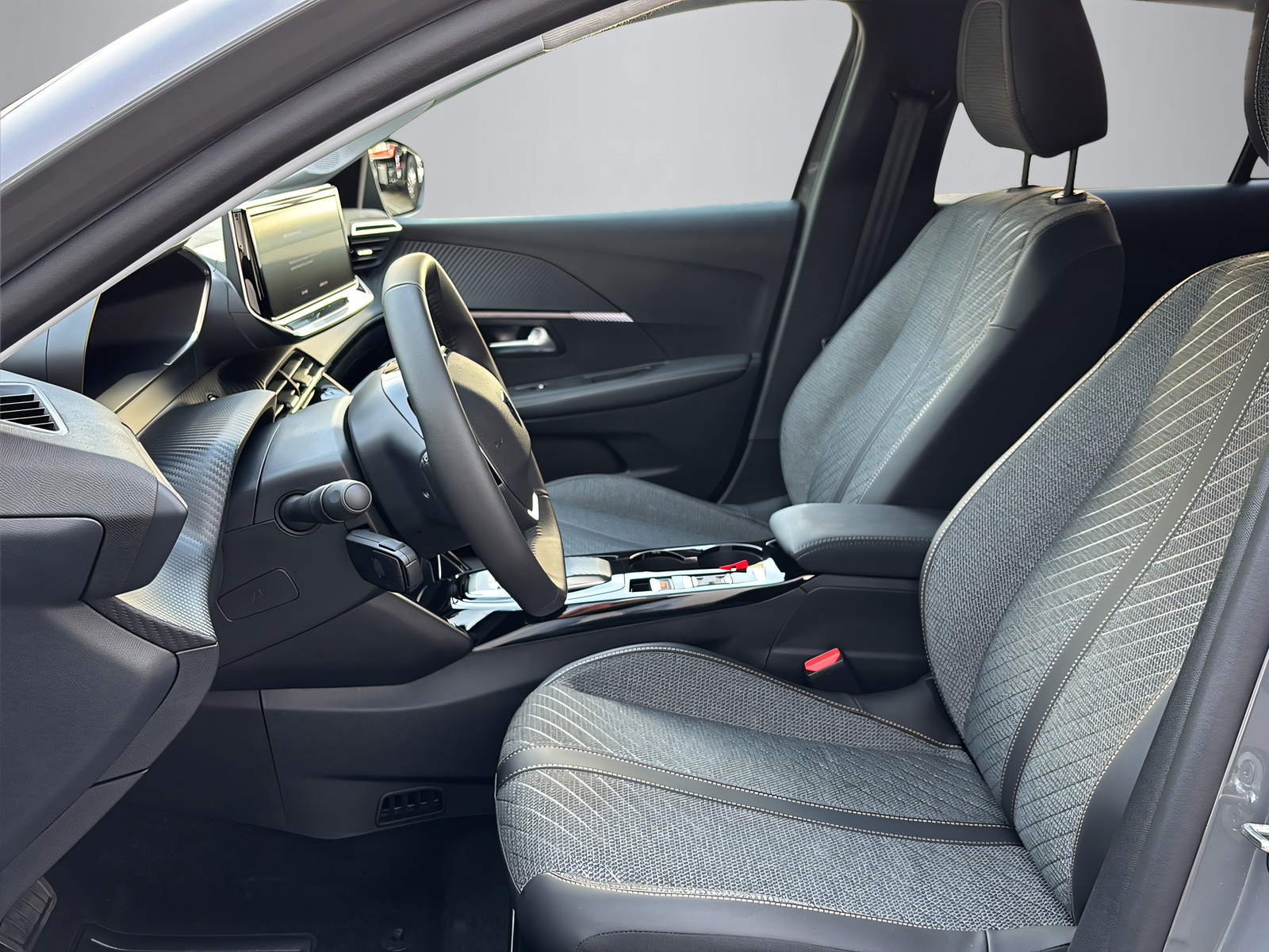 PEUGEOT 208 1.2 Hybrid Allure Premium-image-10