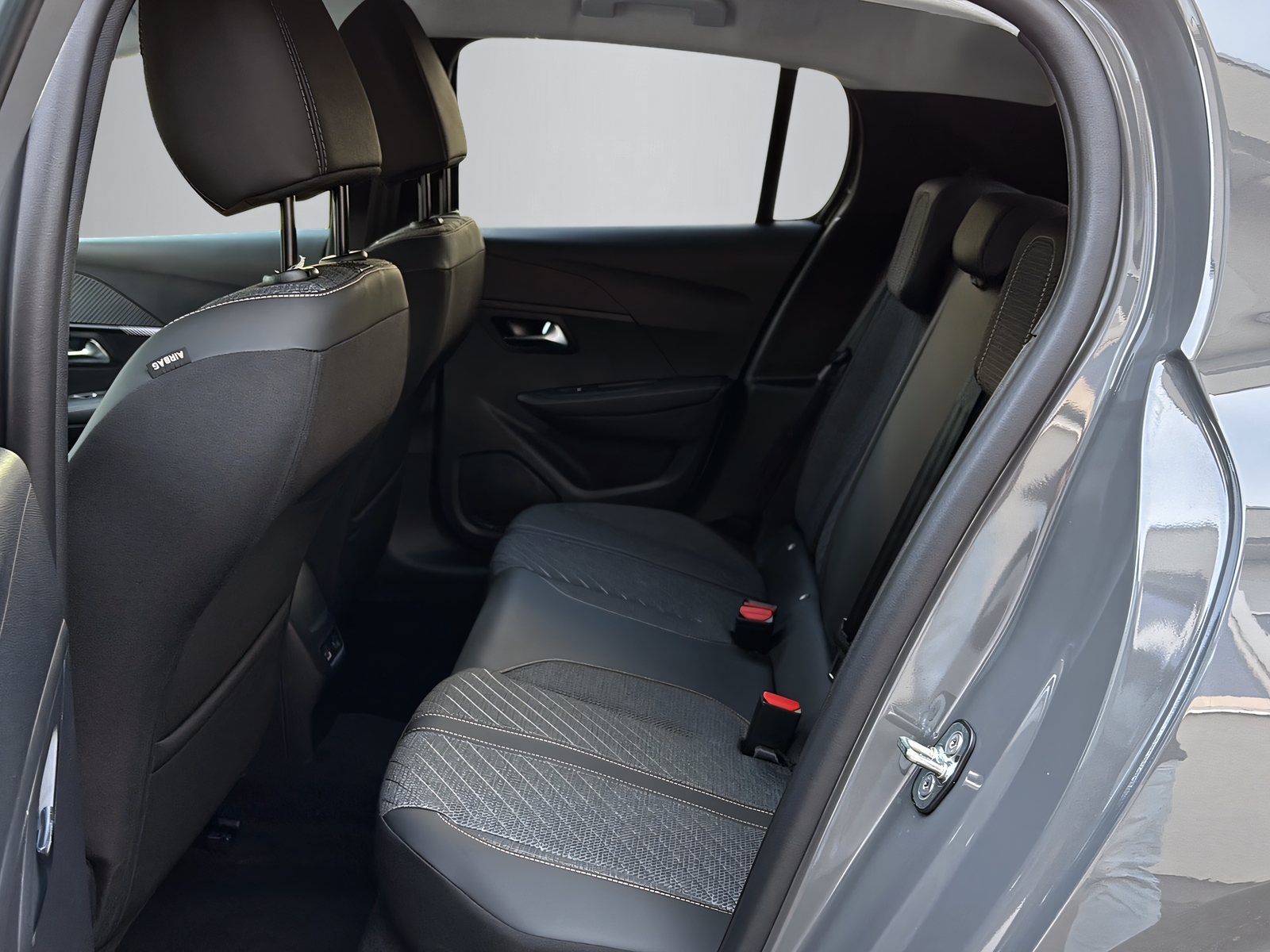 PEUGEOT 208 1.2 Hybrid Allure Premium-image-11