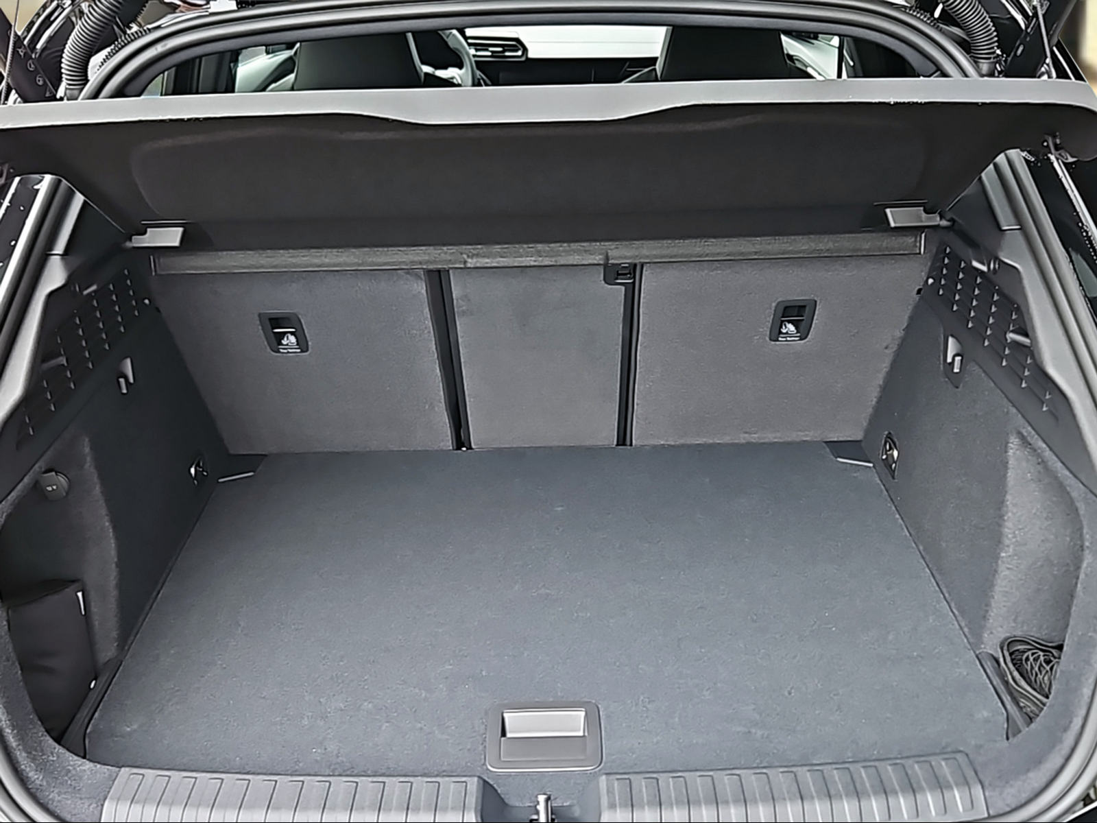AUDI A3 Sportback TFSI 110 kW S line Attraction S tronic Mythosschwarz Metallic-image-5