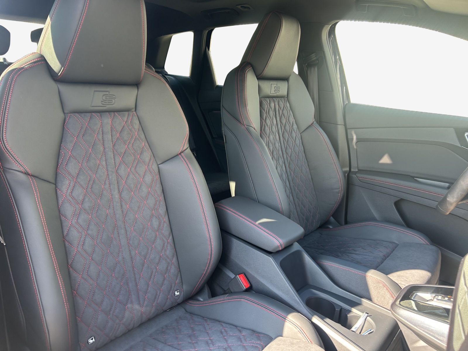 AUDI Q4 e-tron 45 Edition Swiss Ski quattro-image-14