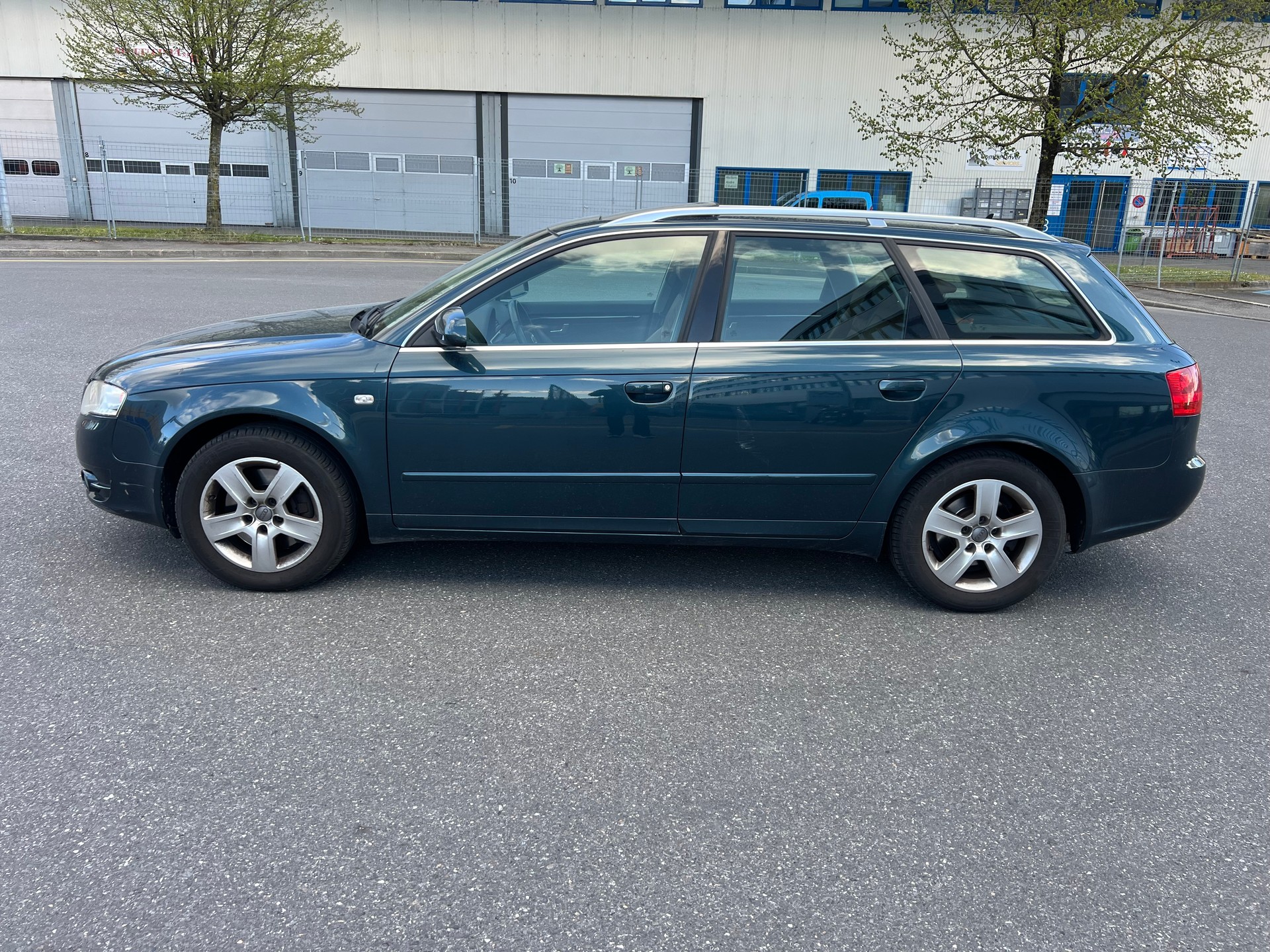 AUDI A4 Avant 2.0 Turbo FSI quattro-image-2