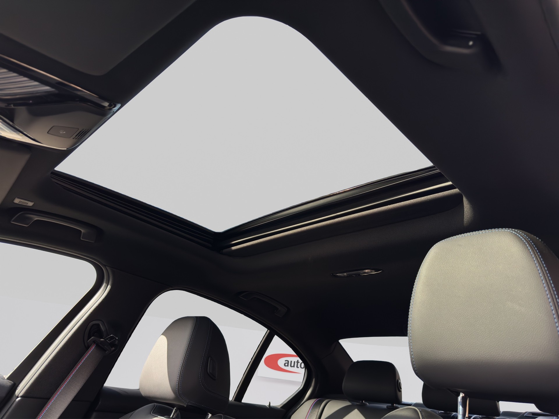 BMW 330i xDrive M Sport Pro Shadow Line Steptronic-image-16
